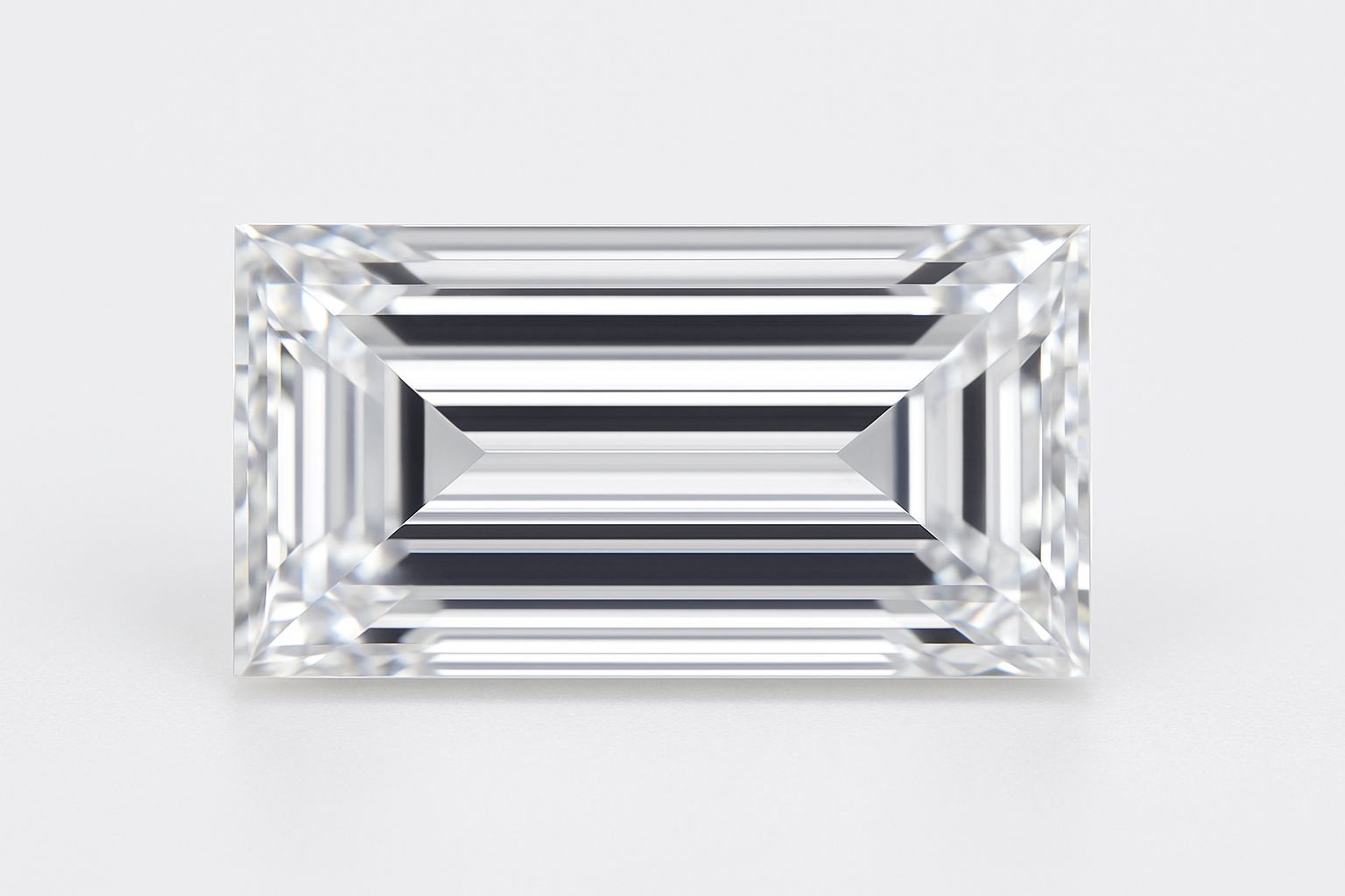 Baguette formos deimanto makro nuotrauka ant balto fono – aiškiai matomos tiesios briaunos ir skaidrus spindesys