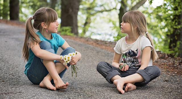 Niños hablando 