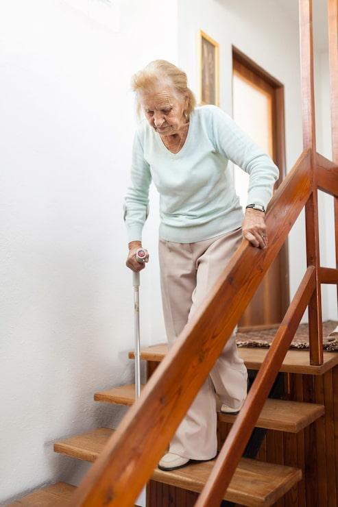 schody dla seniorów, schody drewniane z balustradą stolarnialobzow.pl