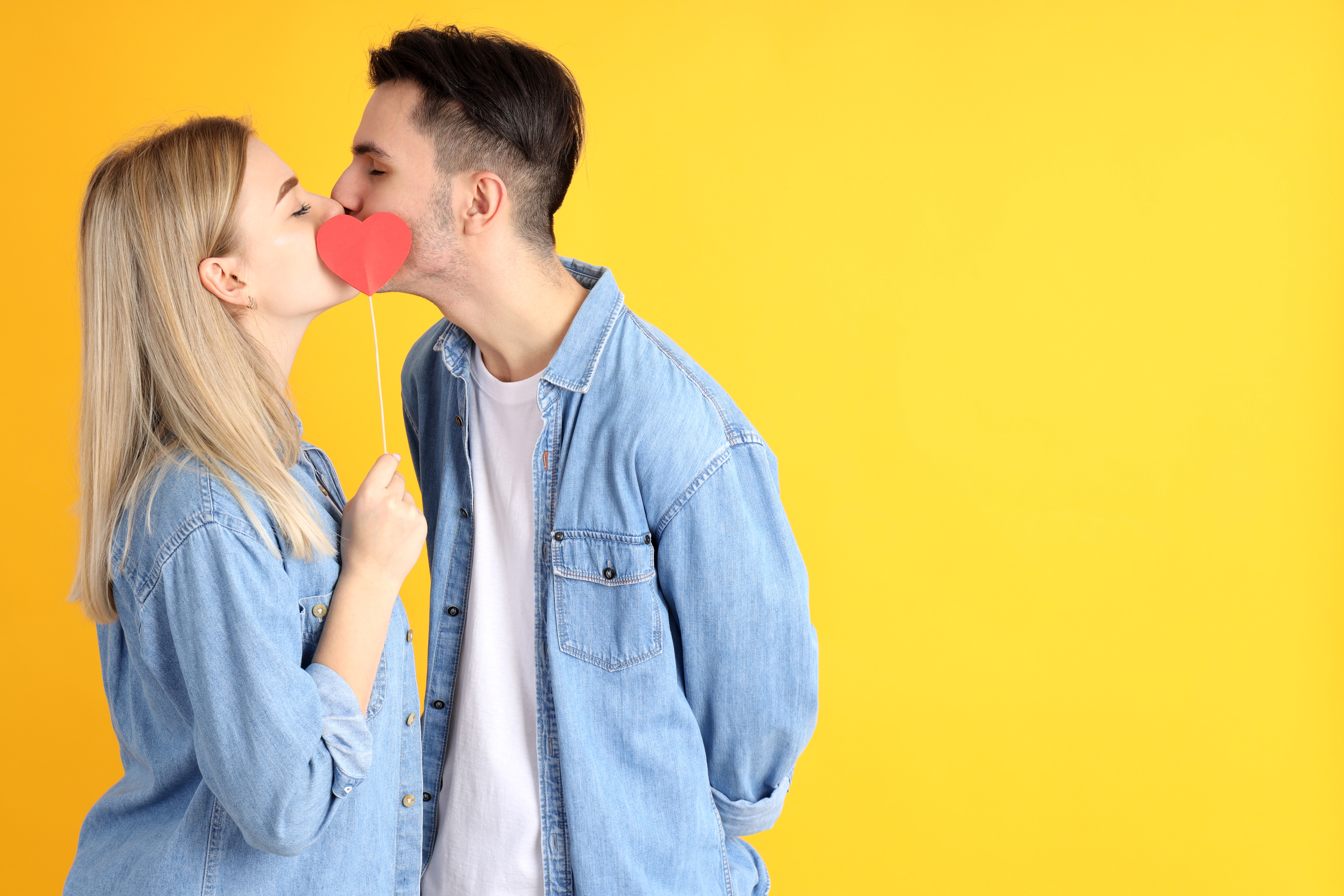 Unless you have a wound, sore or broken skin in your mouth, kissing can't spread it