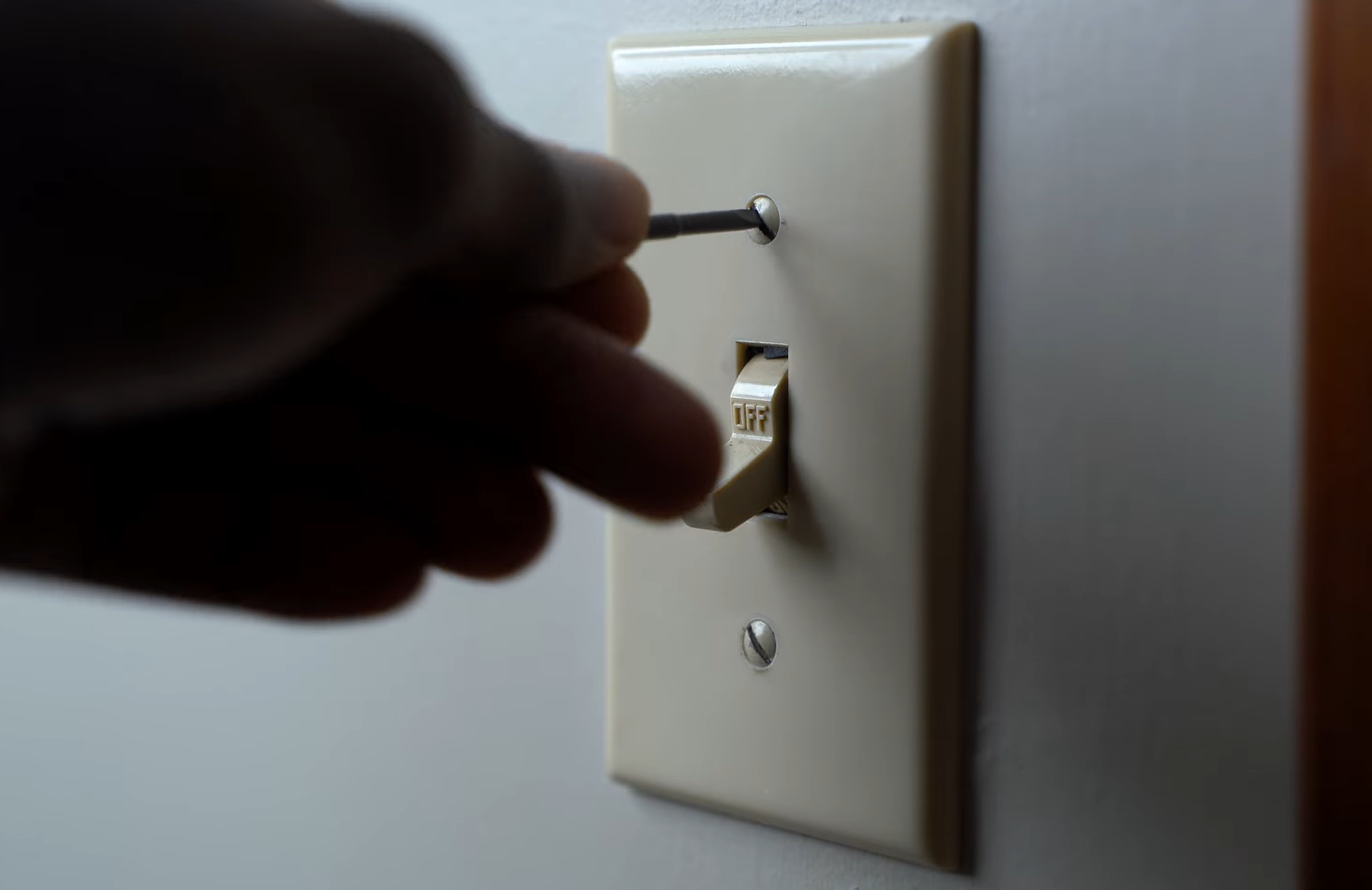 wall plate test of JOREST mini electric screwdriver