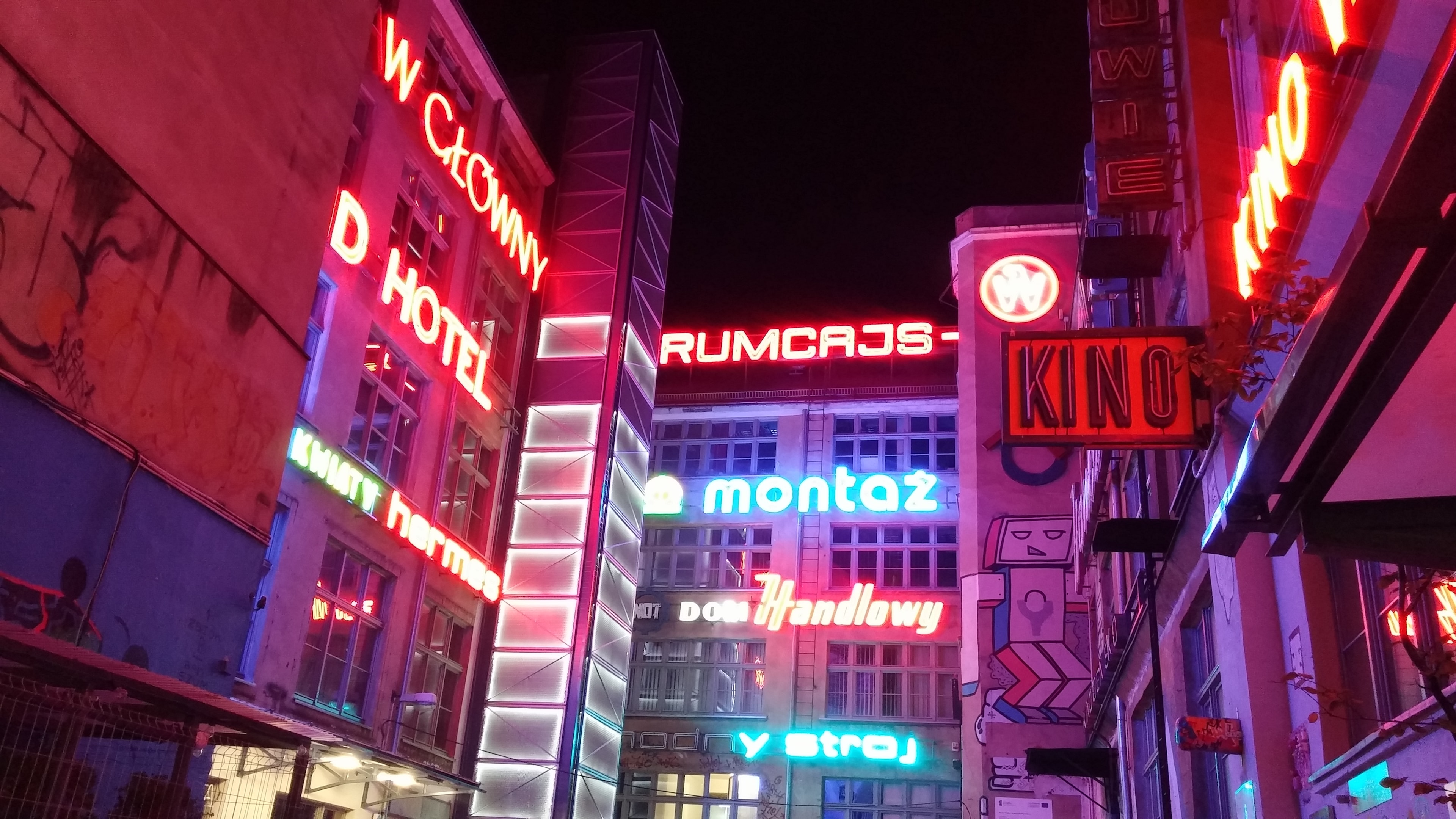 Galeria Neonów we Wrocławiu (źródło: https://commons.wikimedia.org/wiki/File:Muzeum_neon%C3%B3w,_Wroc%C5%82aw_1.jpg)