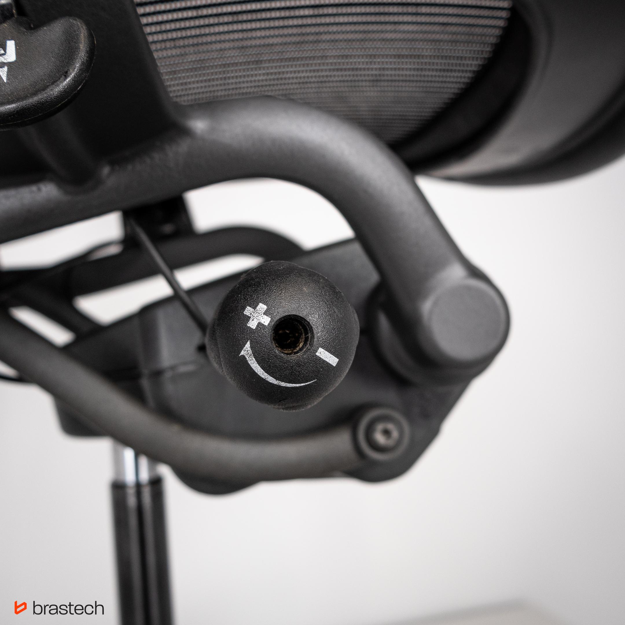 Herman Miller Aeron Classic – kompletna recenzja. Czy to naprawdę jeden z najlepszych foteli biurowych? 5 Pokrętło regulacji w Herman Miller Aeron Classic. Źródło: Brastech