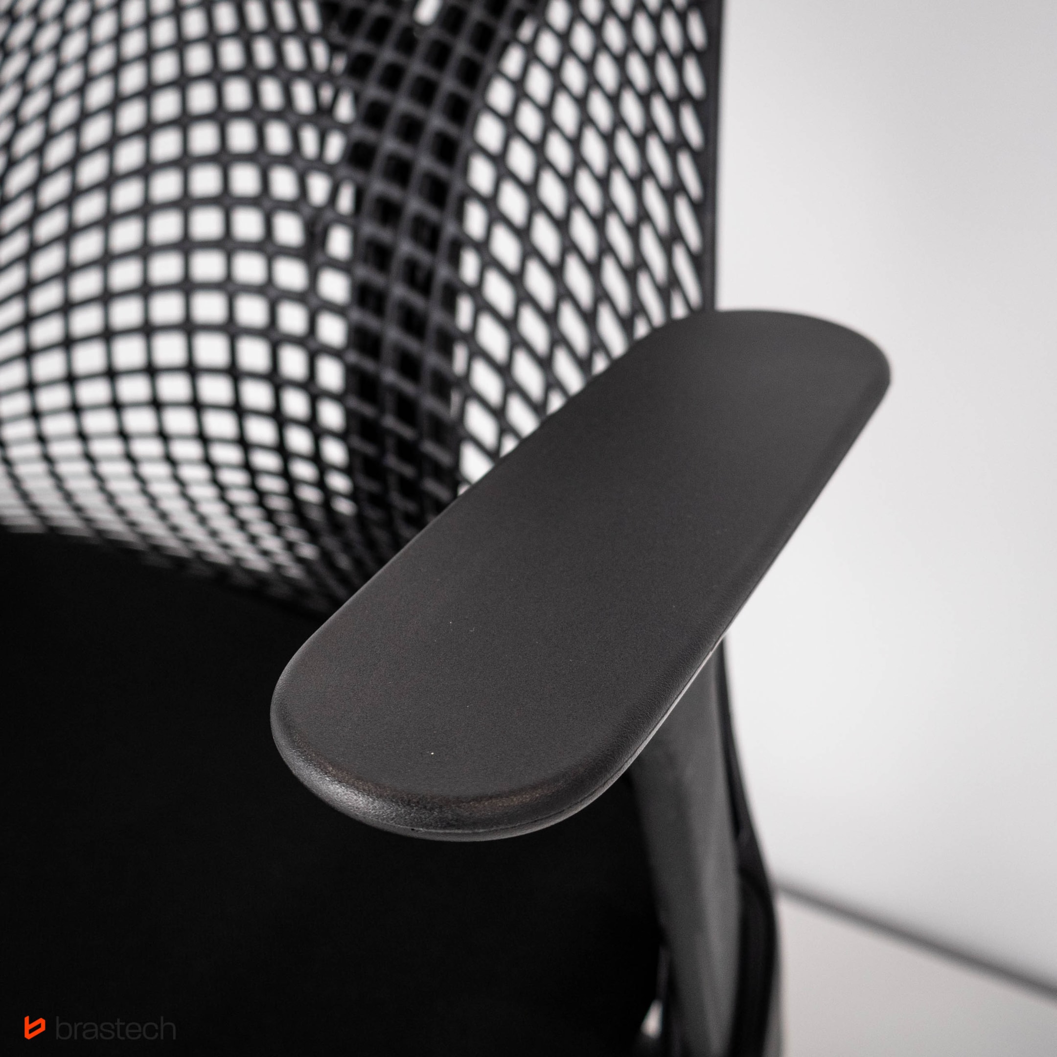 Herman Miller Sayl- fotel zainspirowany mostem Golden Gate. 5 Wąski podłokietnik 1D w Herman Miller Sayl. Źródło: Brastech