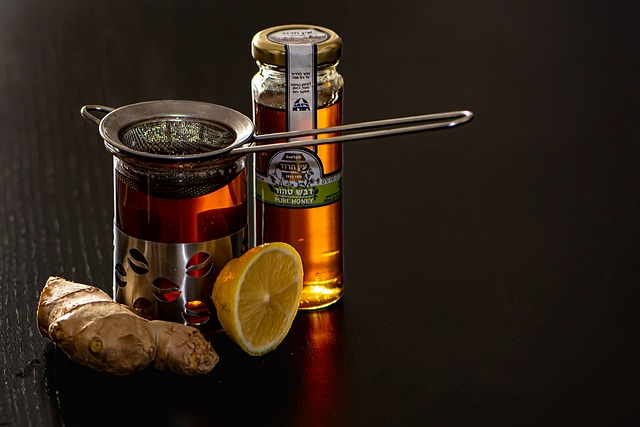 An image of honey, ginger, and lemon for a natural throat cleansing regimen. 