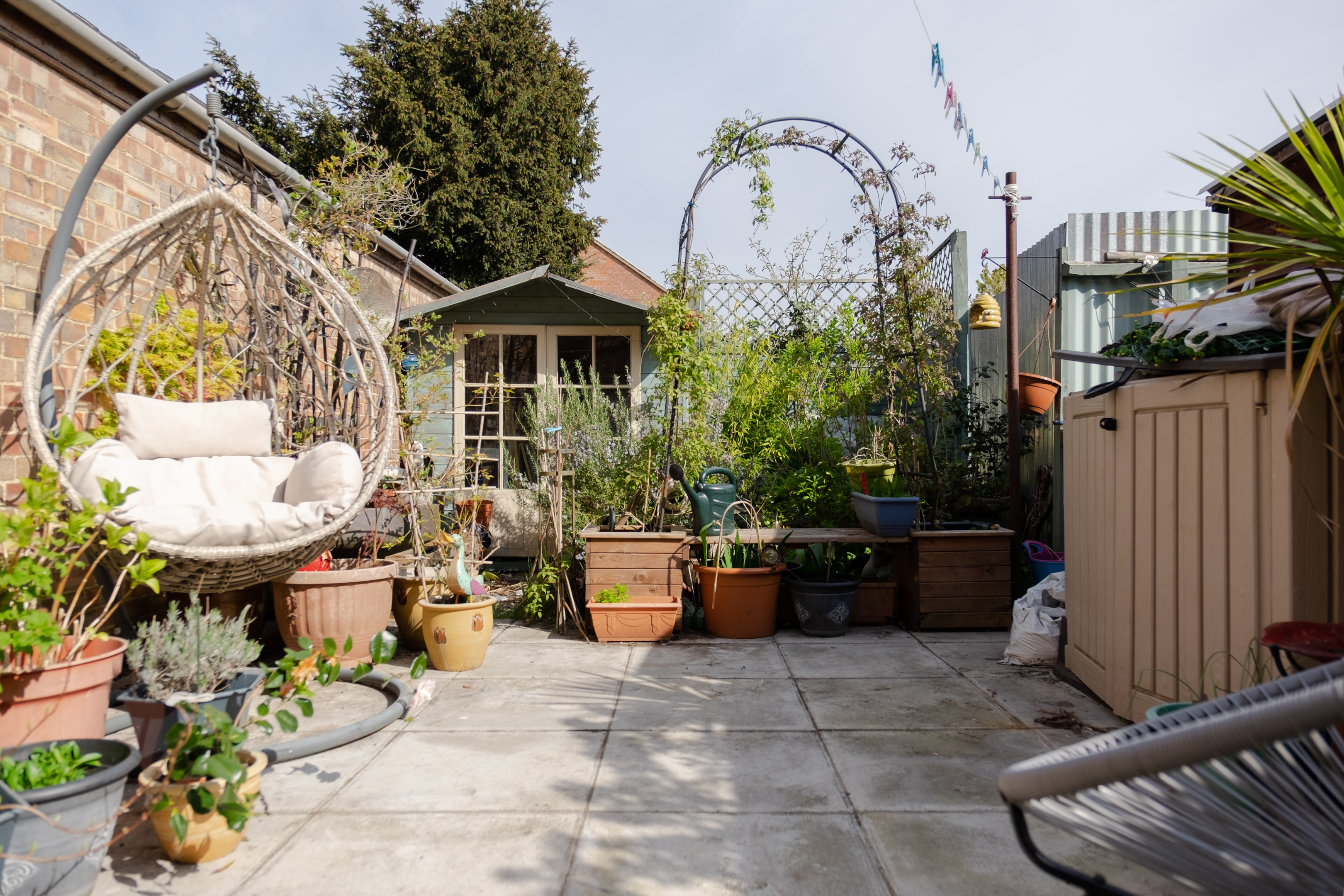 Decorative and useful at the same time: hanging chairs and plants beautify the outdoor area