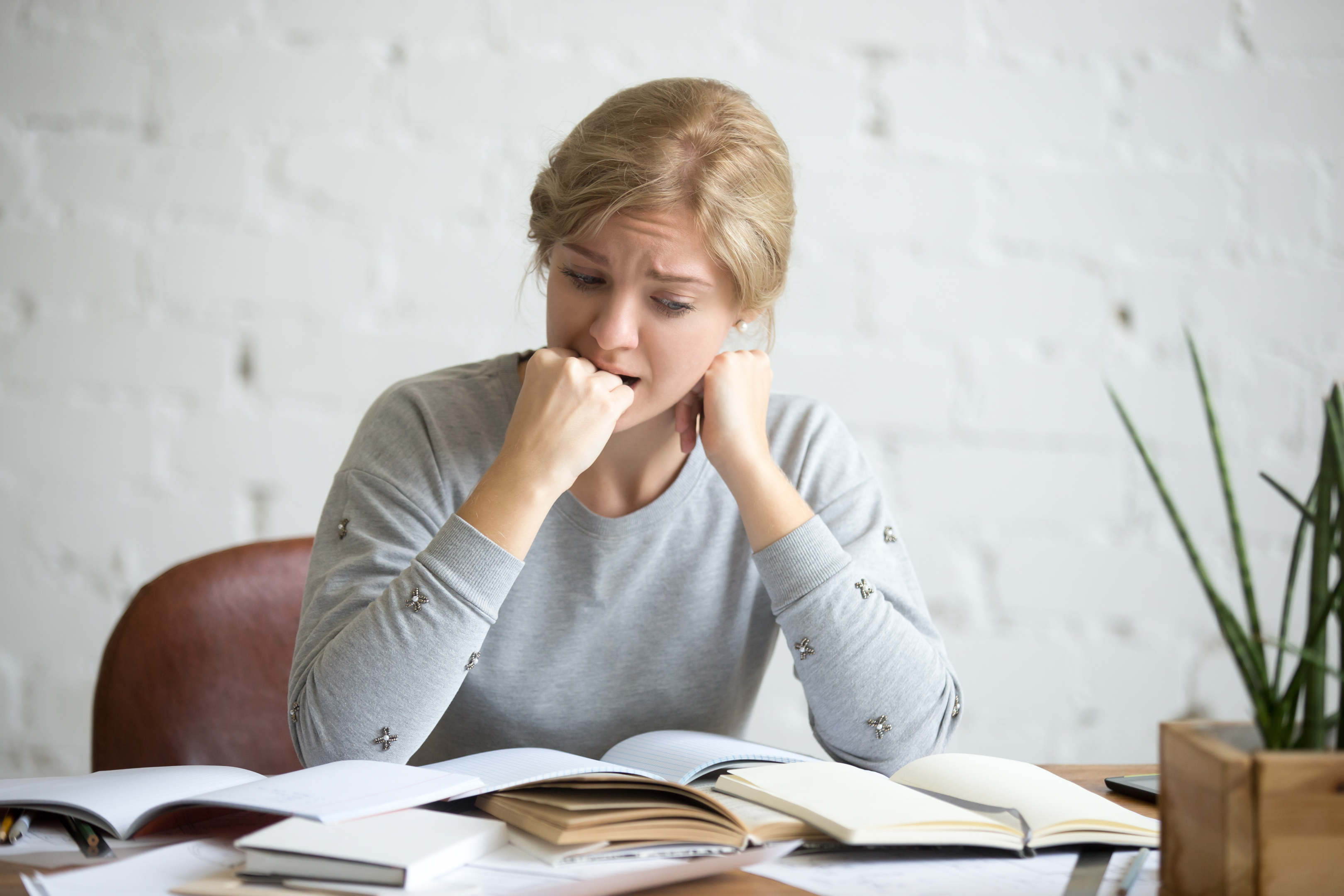 Le portrait d'une jeune femme anxieuse.