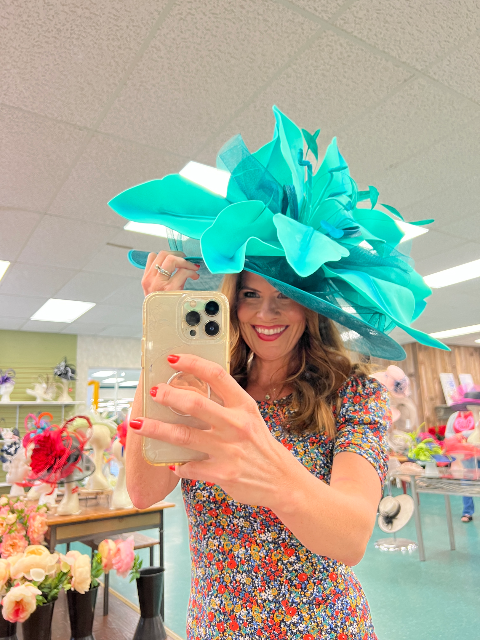 Derby hat style - this would look great with a turquoise or multi-colored derby outfit