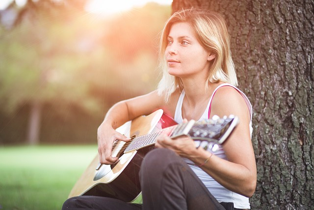 Mujer tocando guitarra