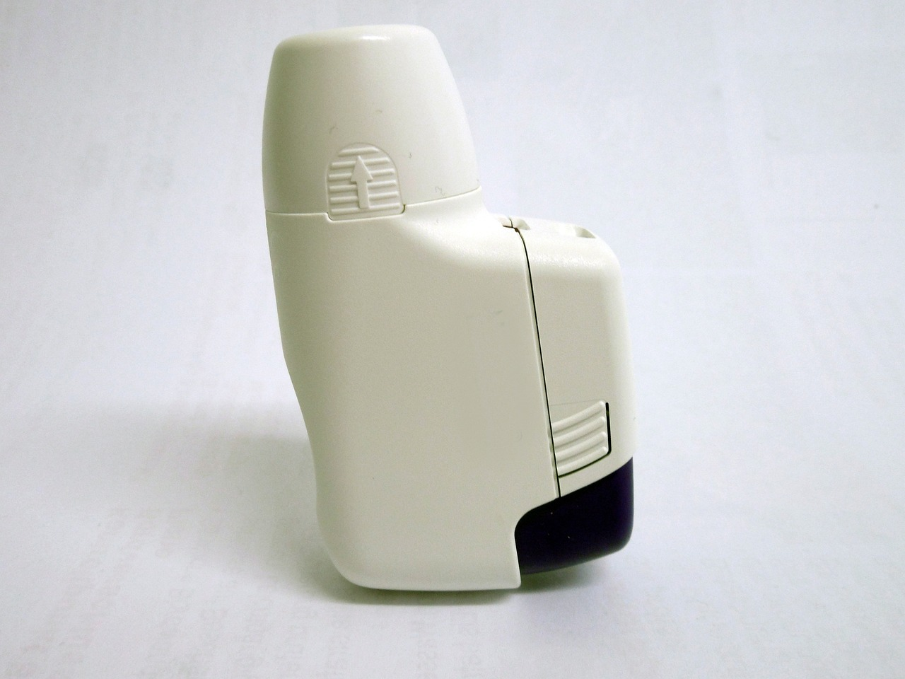 An image of an inhaler for allergies
