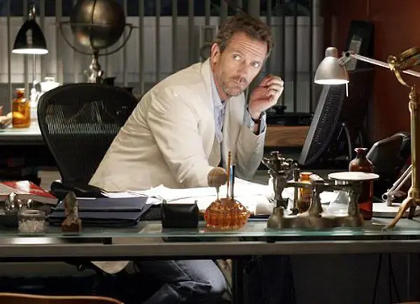 Herman Miller Aeron Classic – kompletna recenzja. Czy to naprawdę jeden z najlepszych foteli biurowych? 15 Herman miller Aeron w serialu "House". Źródło: https://filmandfurniture.com/product/herman-miller-new-aeron-chair-graphite/