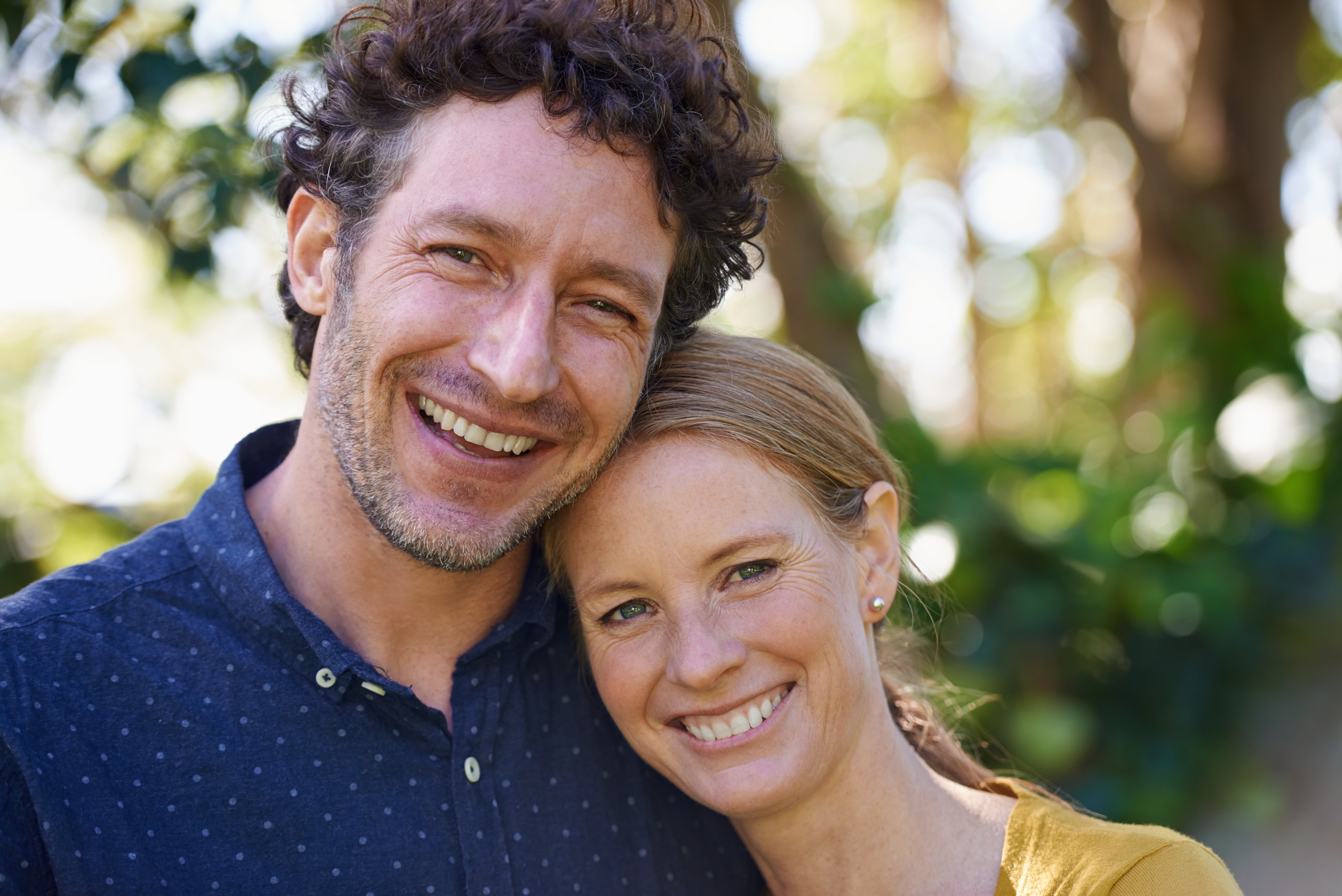 a smiling couple who has minimal tooth crowding because of their canadian dental care plan