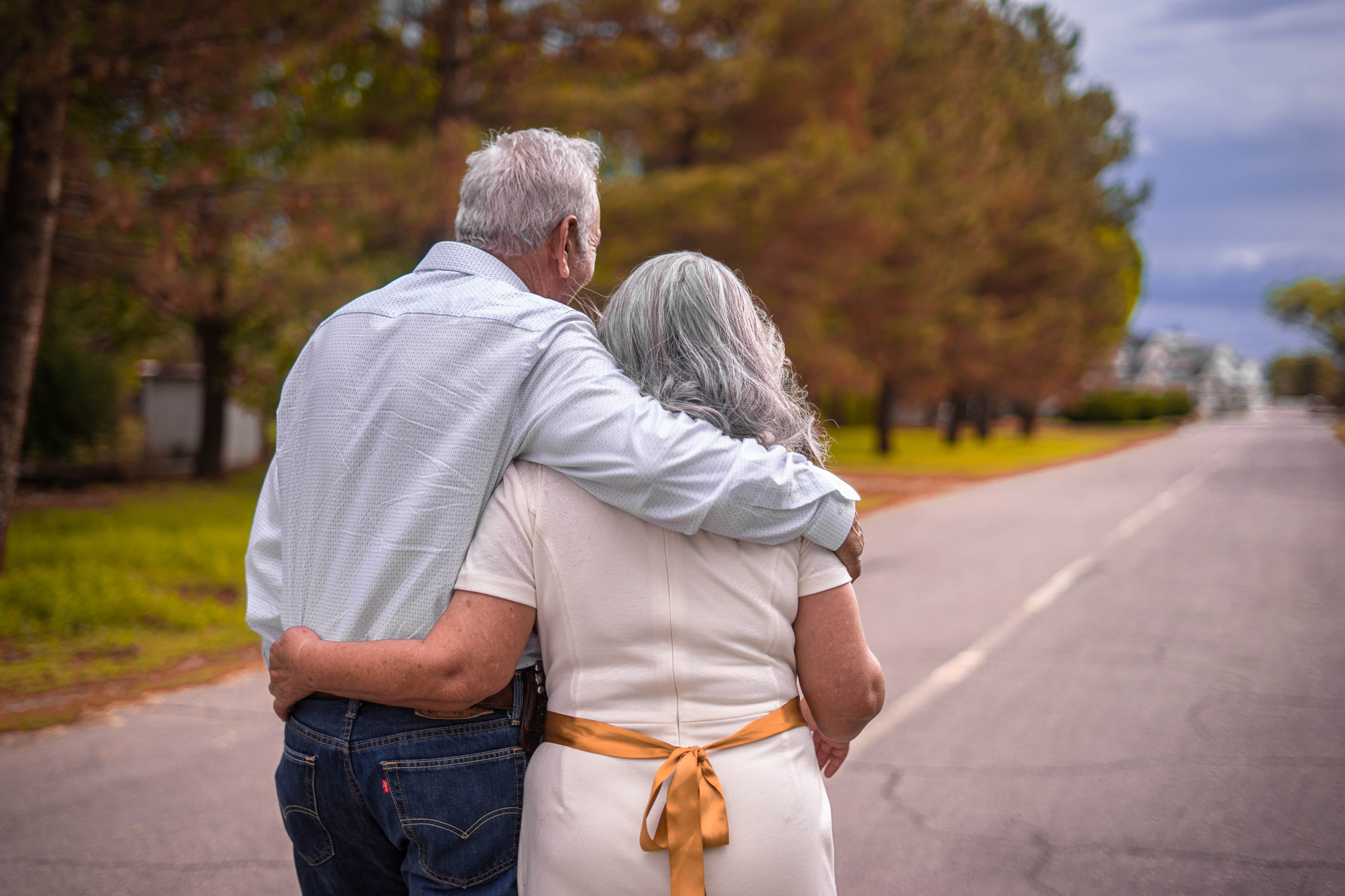 couple retraité regardant au loin sur une route