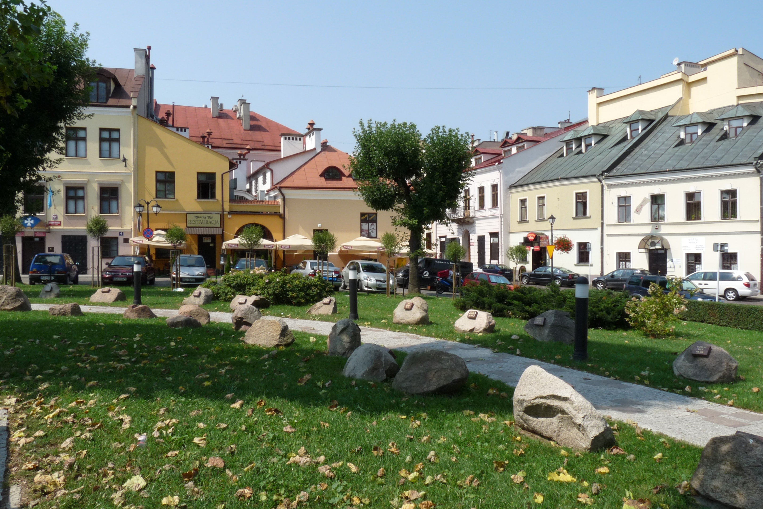 Plac Cichociemnych w Rzeszowie (źródło: https://commons.wikimedia.org/wiki/File:Underground_tourist_route_in_Rzesz%C3%B3w,_entry.jpg)