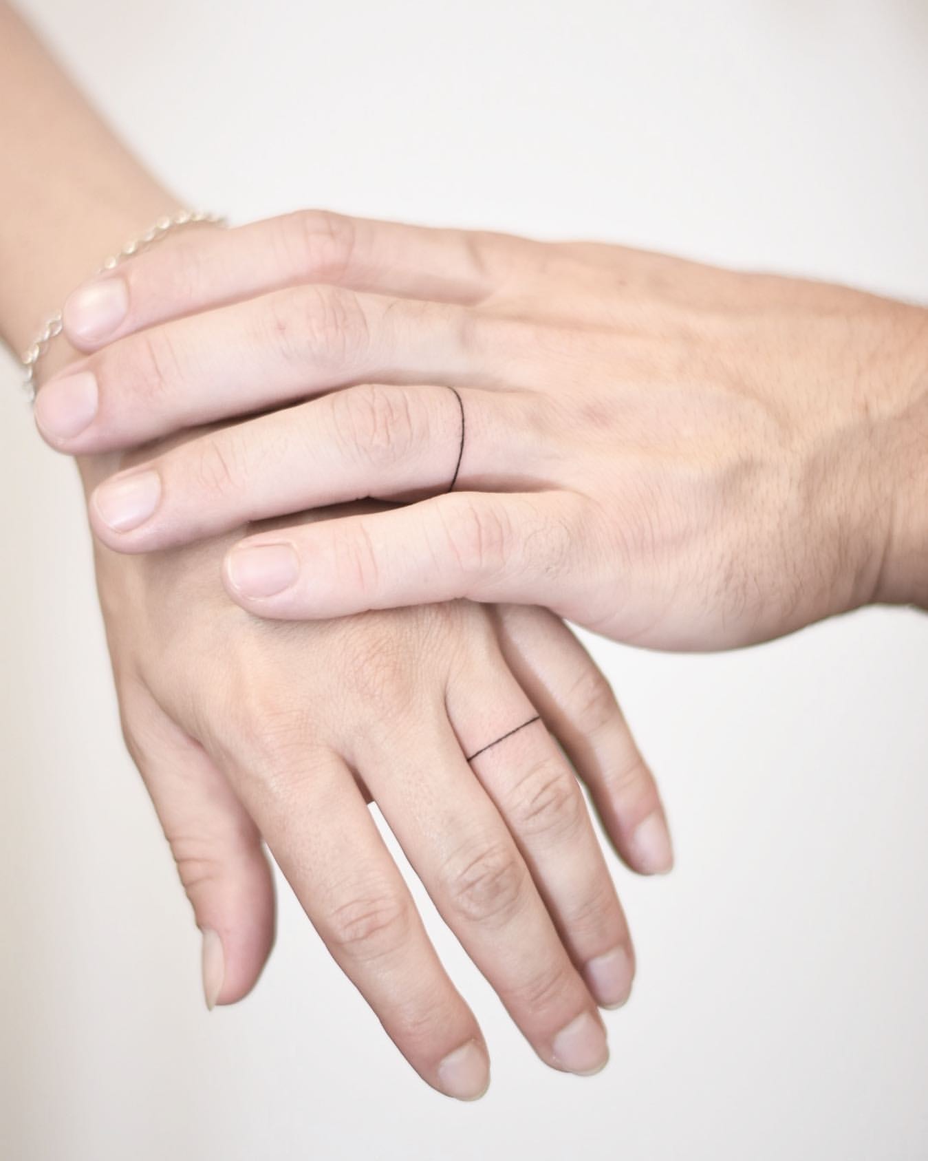 Ring tattoo auf den Finger