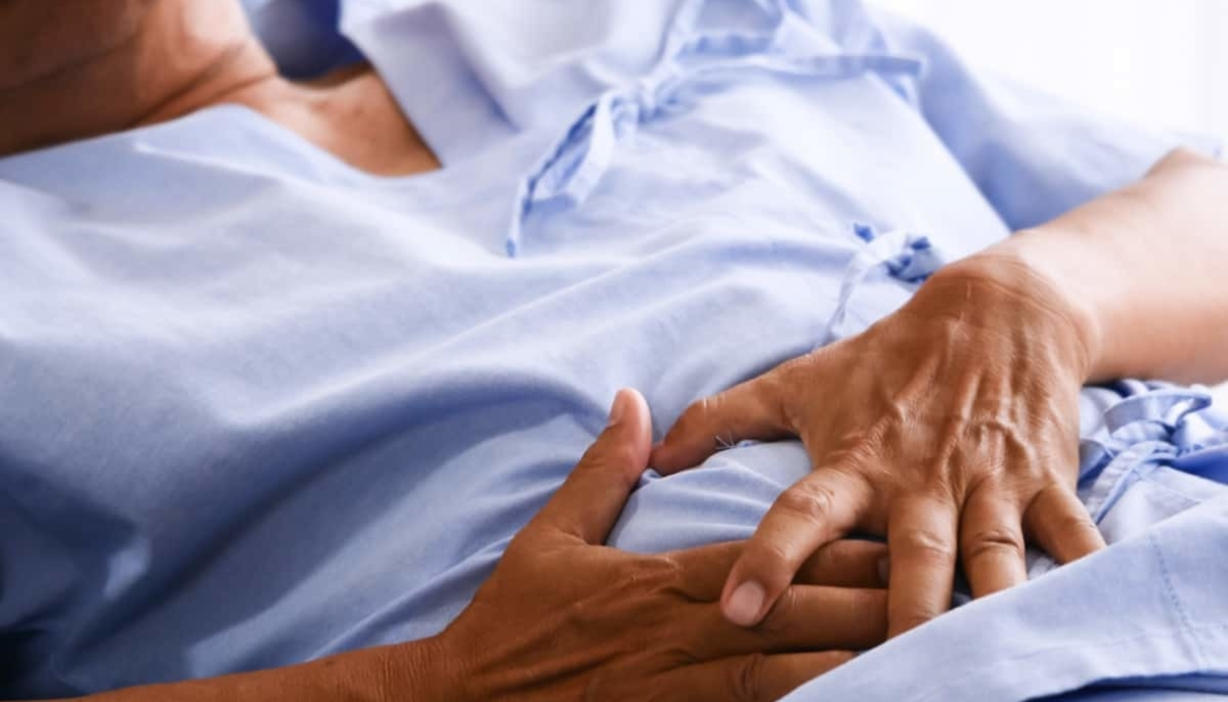 Person i sykehusklær ligger i seng og holder magen med hendene, viser smerte eller ubehag i mageregionen. magesår stress funksjonell dyspepsi helicobacter pylori øvre del av magen symptomer på magesår h pylori magesår årsaken til magesår sår i magesekken få magesår årsaken til magesåret to typer antibiotika blødende magesår vanligste årsaken kontakte lege sure oppstøt symptomer magesekken stress behandling pasienter hos bakterien andre sår magen tolvfingertarmen smerter magesåret skyldes plager bør medisiner nsaids legen viktig vanligste symptomene infeksjon flere får mer magesyre såret legemidler bruk prosent sykdom opplever lege effekt vanlig tegn behandlingen mageslimhinnen redusere tid fører økt gir ofte bakterie hull mulig årsak mat kvalme alkohol smertestillende gjennom gastroskopi antibiotika svært tillegg komplikasjoner bedre annen øker medikamenter tilstanden halsbrann