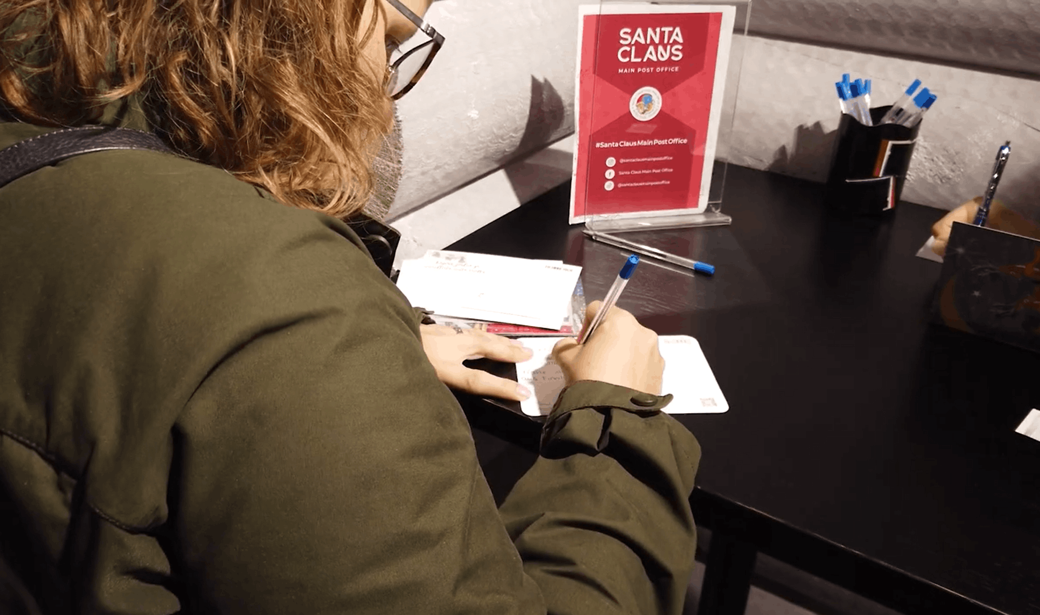 Vera schreibt Weihnachtskarten an die Familie