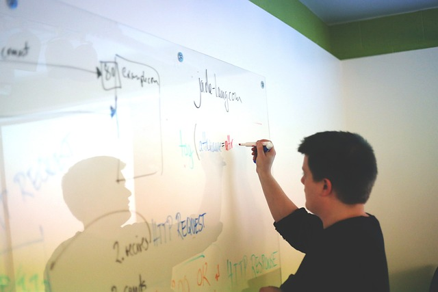 man writing on whiteboard symbolizing how avoiding cognitive bias and relevant keywords can boost your search results ranking