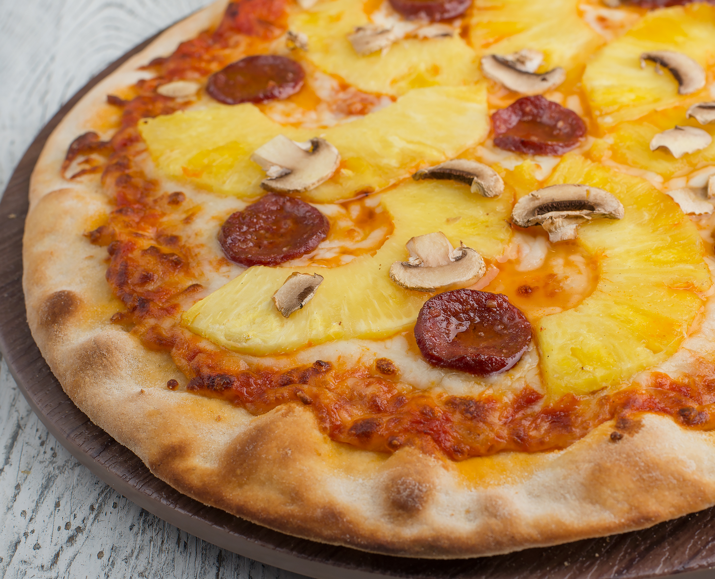 L'autentico cibo italiano: cosa rende unica la cucina del nostro paese? 4 Cibo italiano - Foto di una pizza con fette di ananas