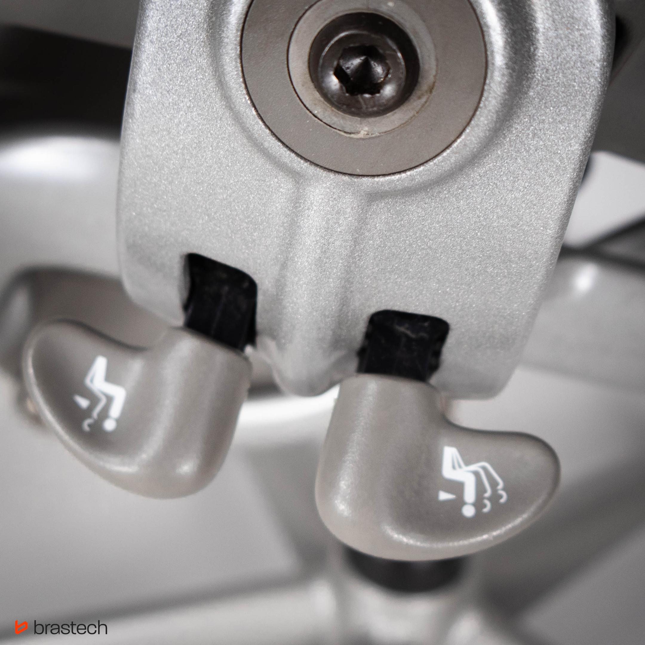 Herman Miller Aeron Classic – kompletna recenzja. Czy to naprawdę jeden z najlepszych foteli biurowych? 12 Dźwignia pochylenia do przodu oraz pracy do tyłu w Herman Miller Aeron Classic. Źródło: Brastech