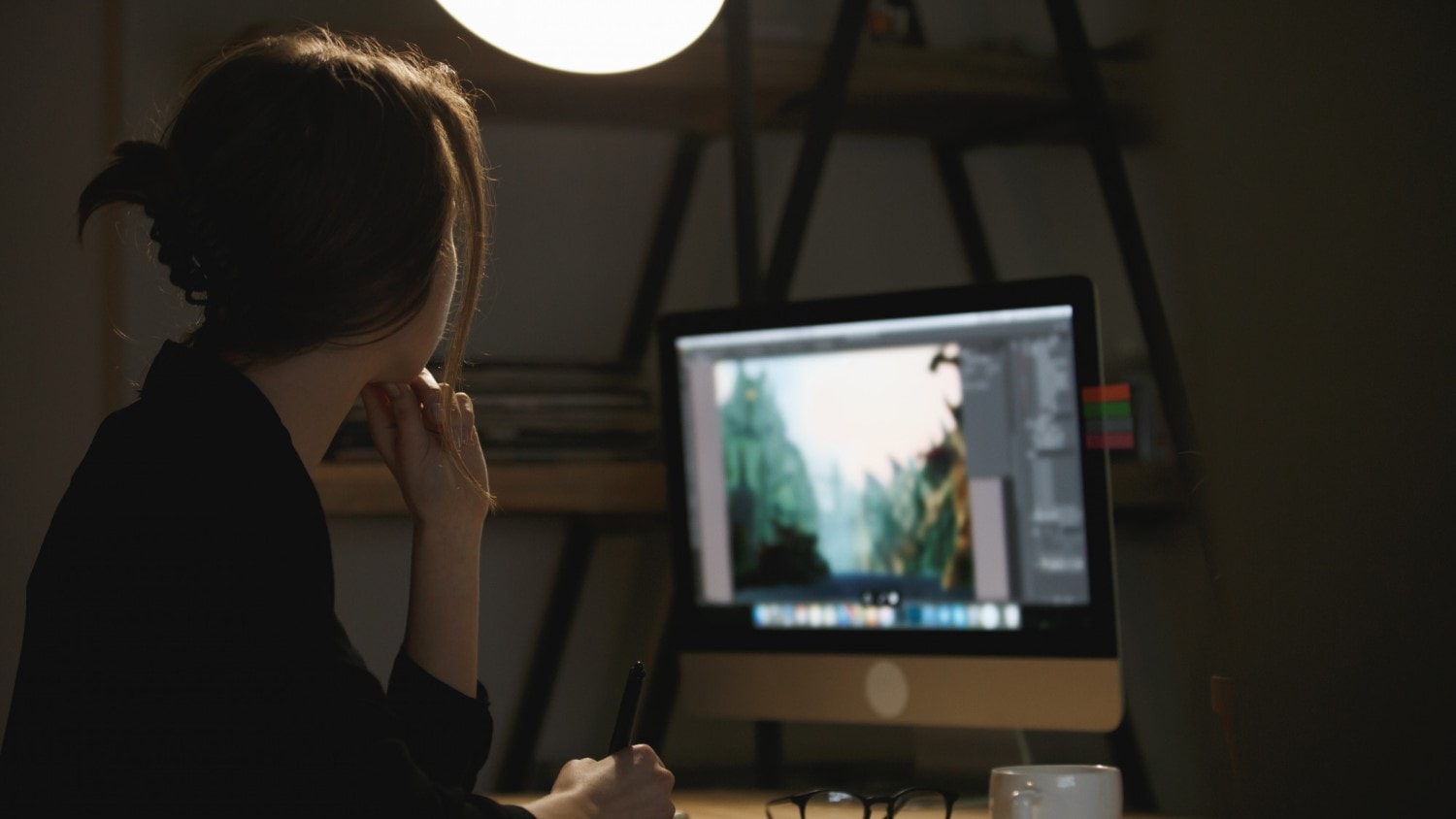 Specjalistka upewnia się co do pozycji obiektów w trakcie tworzenia animacji komputerowej do reklamy.