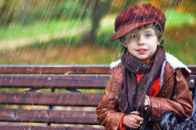 Spacer z dzieckiem podczas deszczu, gdy jest 10 stopni