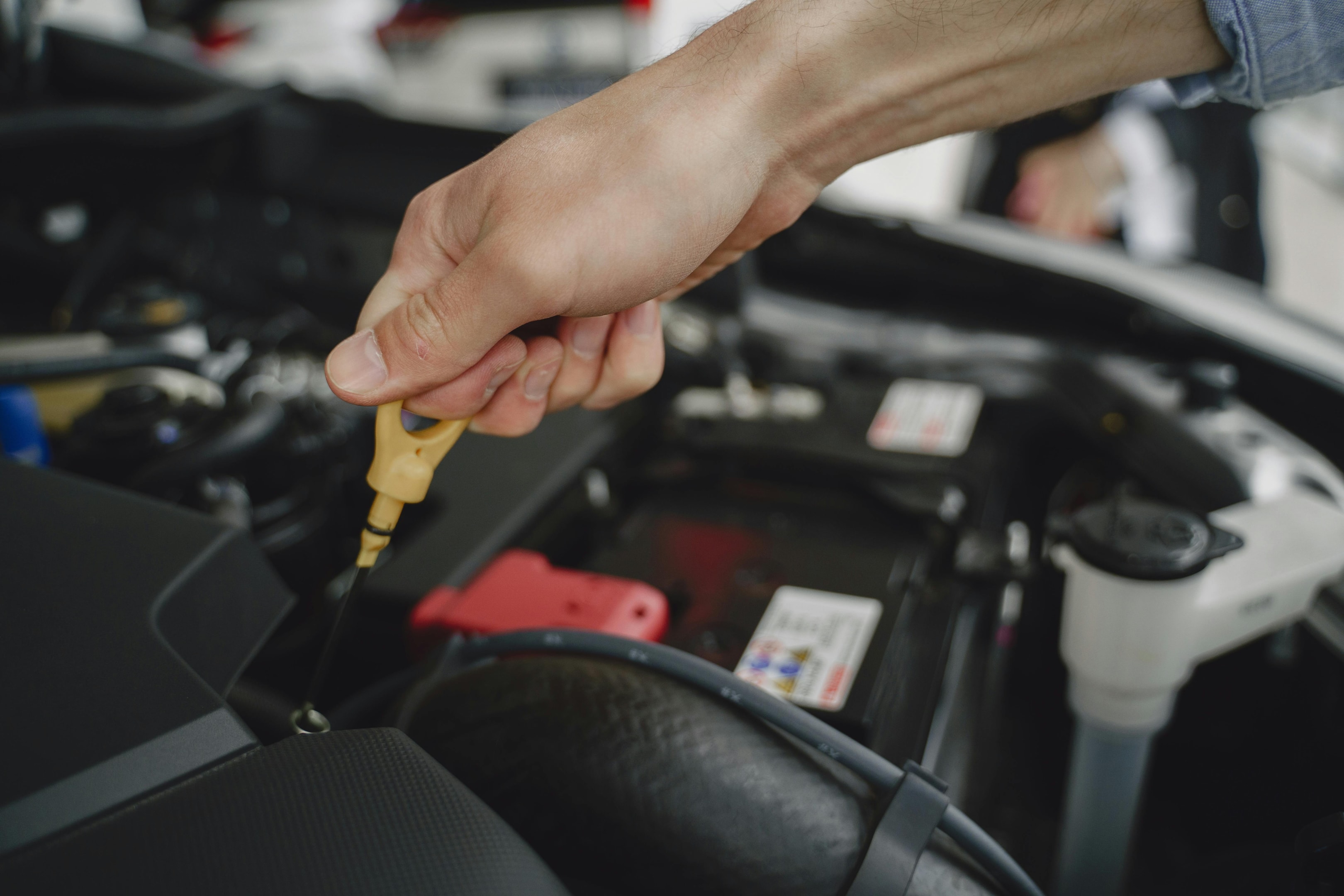 Een visuele inspectie van een tweedehands auto om eventuele verborgen gebreken te identificeren.