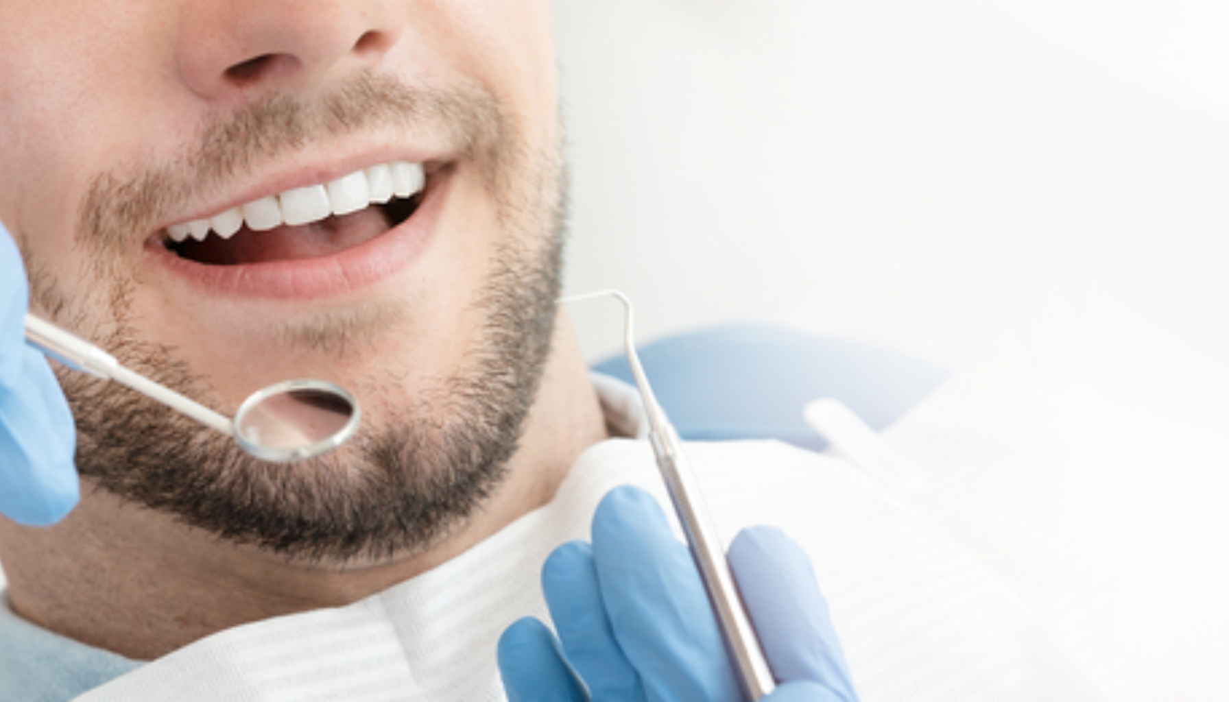 Smilende mann får tannundersøkelse med speil og krok hos tannlegen, iført blå hansker i en lys og moderne klinikk. løten løten kommune vis kommune innlandet per andre dag 2023 2019 2025 2020