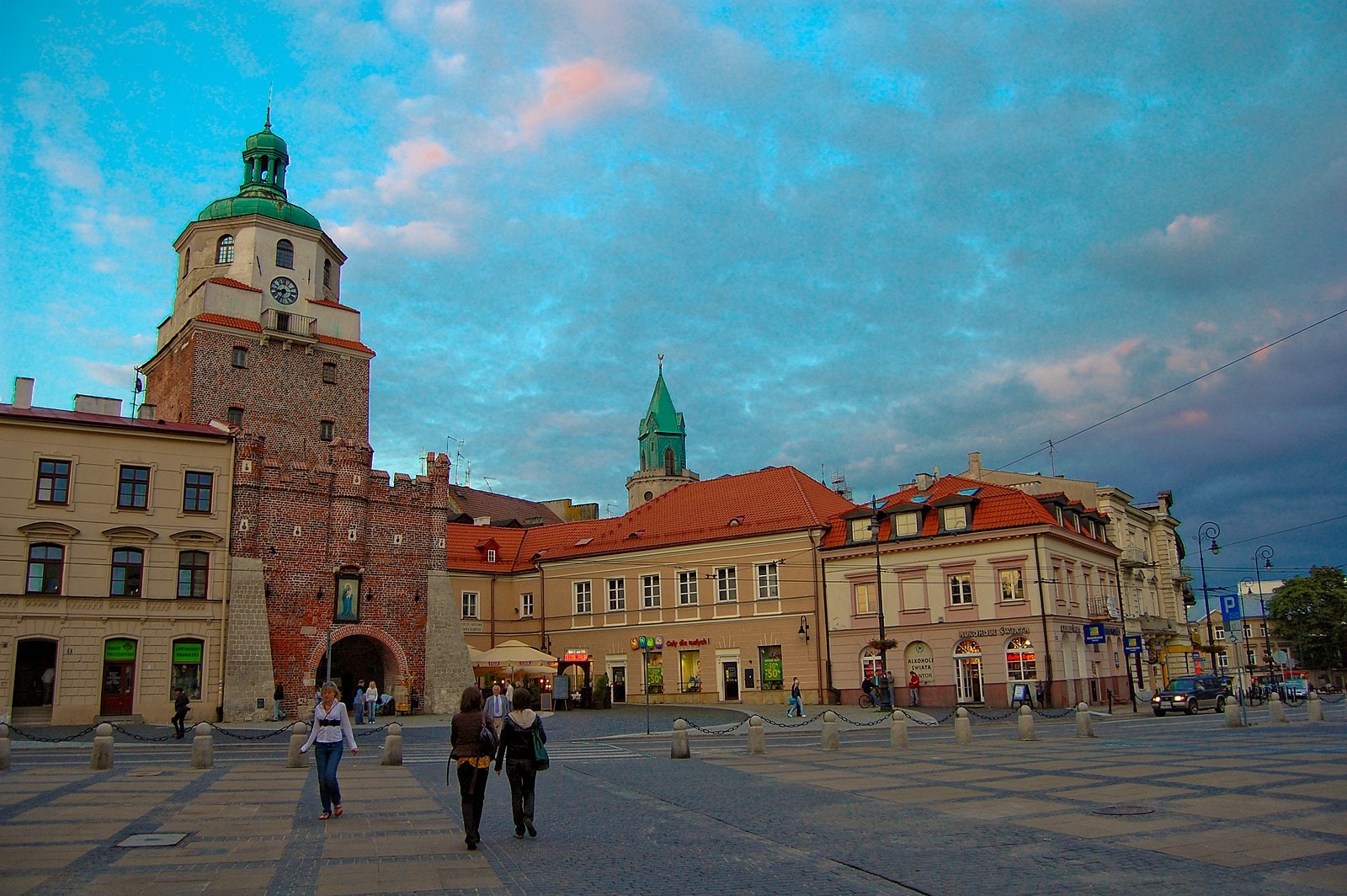 Brama Krakowska znajdująca się na wejściu do Starego Miasta. Źródło: https://commons.wikimedia.org/wiki/File:Lublin,_Stare_Miasto_-_Brama_Krakowska_i_Plac_%C5%81okietka_%282009-06-12%29.jpg