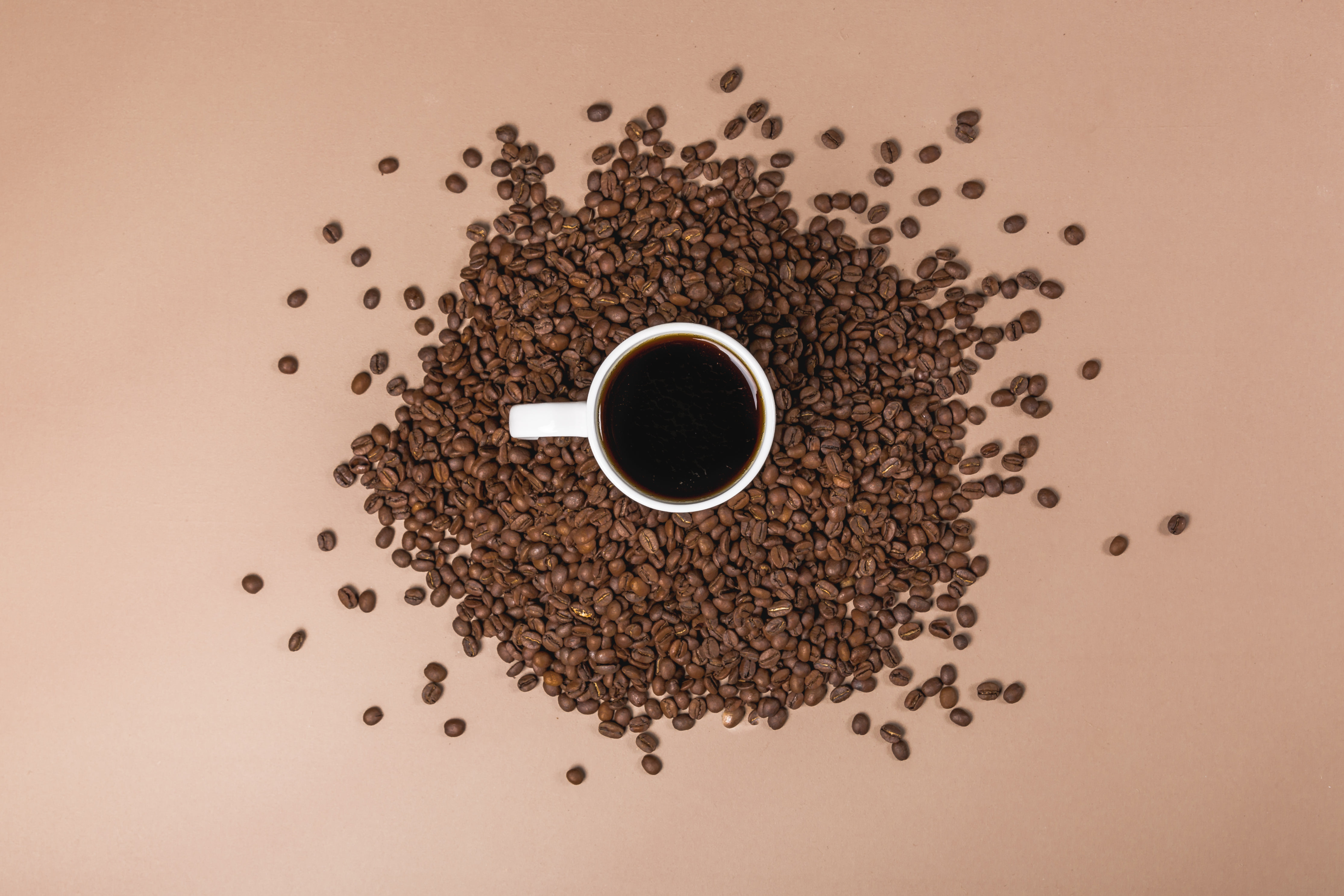 Bebida de café e grãos. Fonte: Pixabay