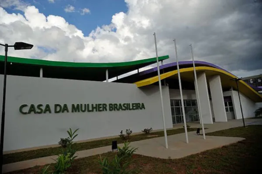 Fachada de uma unidade da Casa da Mulher Brasileira, centro integrado de atendimento a mulheres em situa\u00e7\u00e3o de viol\u00eancia.