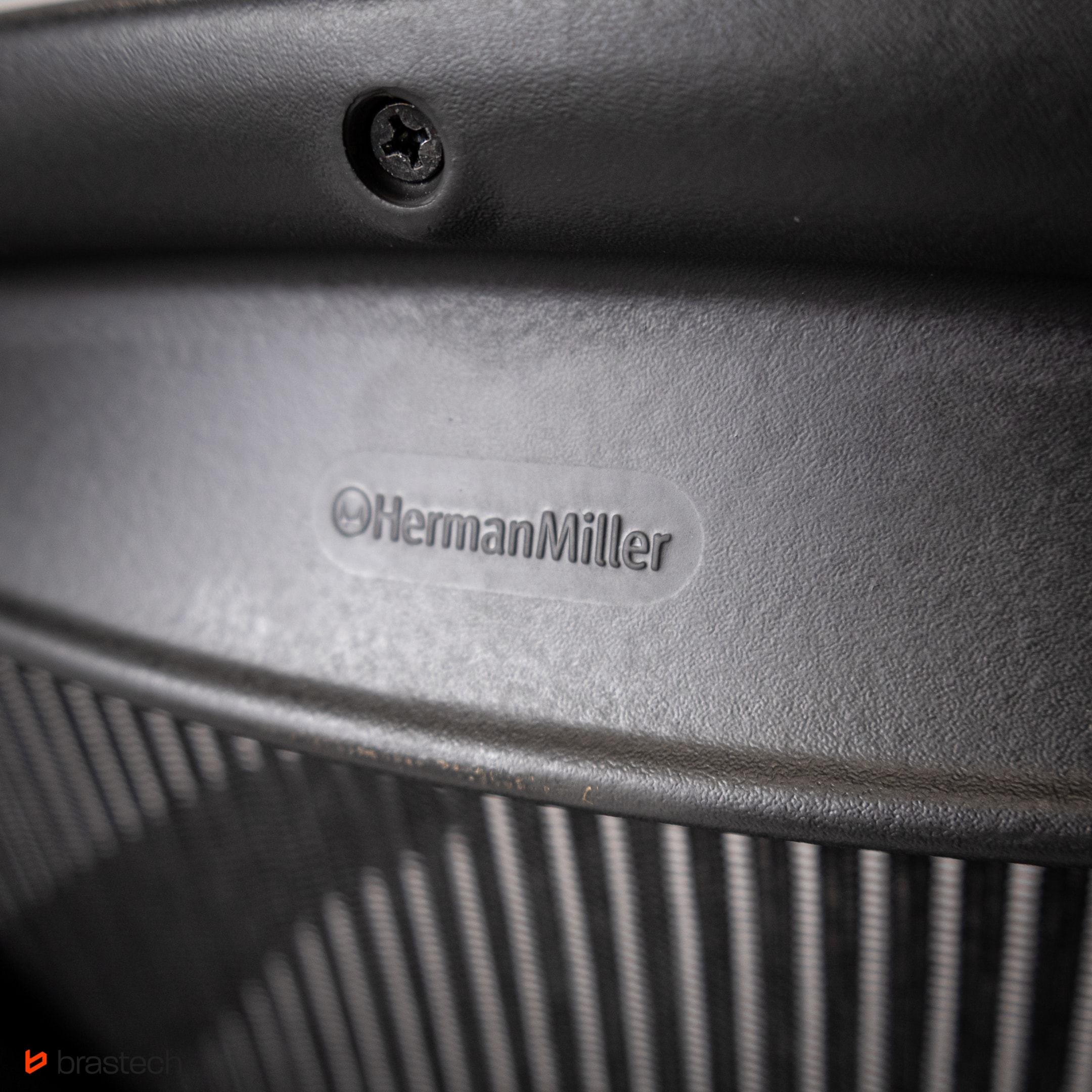 Herman Miller Aeron Classic – Fakty i mity. Czy warto? 3 Logo Herman Miller. Źródło: Brastech