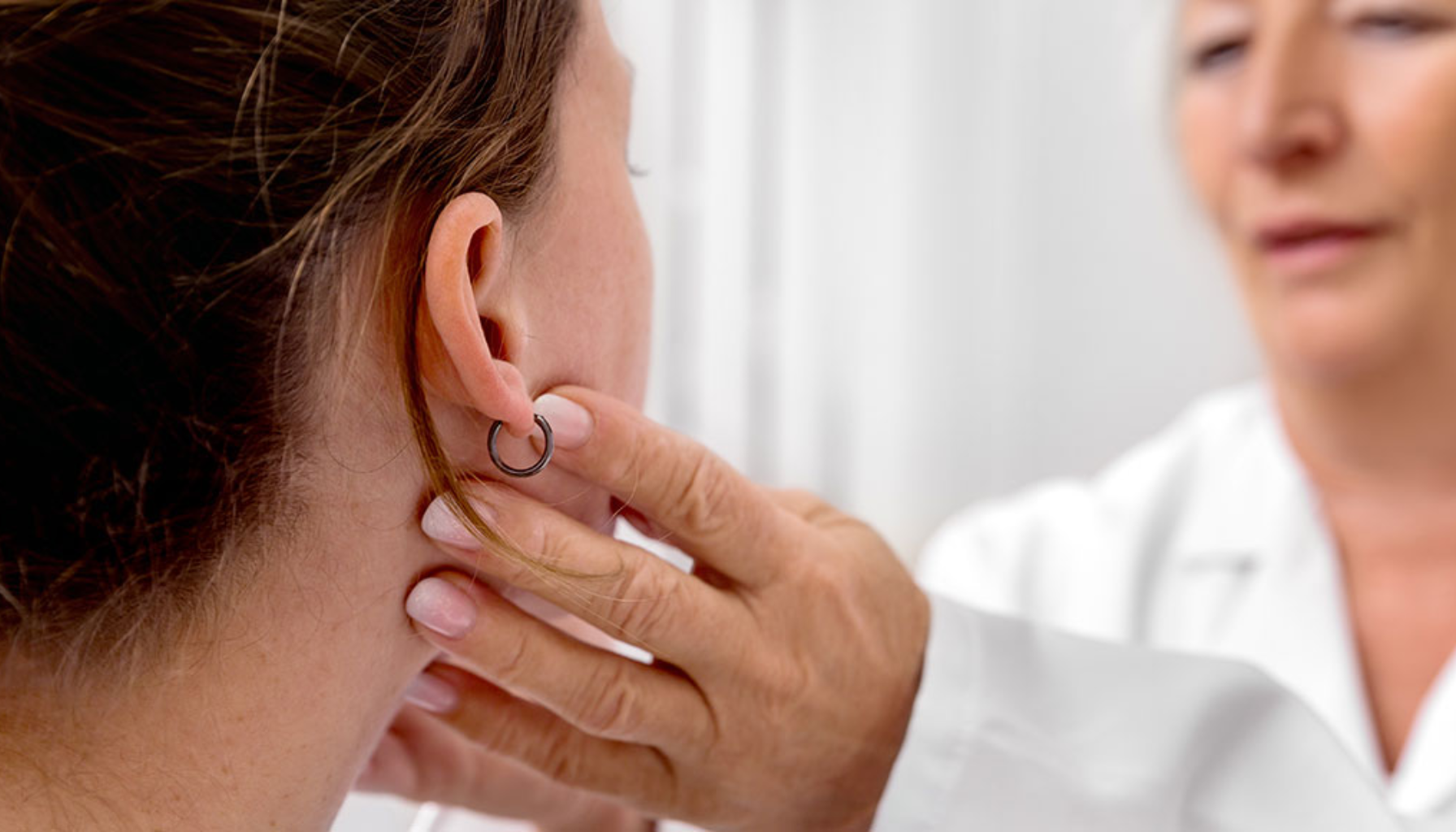 Lege undersøker hevelse eller kul bak øret på en kvinnelig pasient under en klinisk vurdering i et lyst behandlingsrom. kyssesyken epstein barr virus ebv epstein barr virus epstein barr viruset fysisk aktivitet mononukleose er en virusinfeksjon epstein barr viruset ebv kyssesyke mononukleose aller fleste lever og milt høy feber sår hals blant annet viruset i kroppen hos de fleste resten av livet 4 uker vanlige symptomer kyssesyke lenge du føler lever eller milt vondt i halsen hos voksne helt friske smitte andre mononukleose unngå alkohol navnet kyssesyke intim kontakt forstørret milt sprukken milt nedsatt matlyst sjeldne tilfeller få tilfeller 1 2 uker sist oppdatert svært sjelden forstørret lever bør unngås flere uker flere måneder 2 uker dersom milten første ukene symptomer viruset uker 6 uker sykdommen trening hos feber fleste andre halsen milten får bør infeksjon ofte hovne barn syk voksne symptomene forstørret tilfeller lenge diagnosen magen unngå dager svært blant behandling unge kroppen løpet første smitte