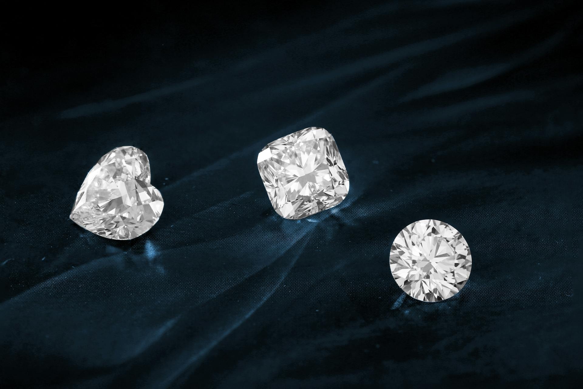 Top Retailers Selling Engagement Ring Options with Lab Created Diamonds.