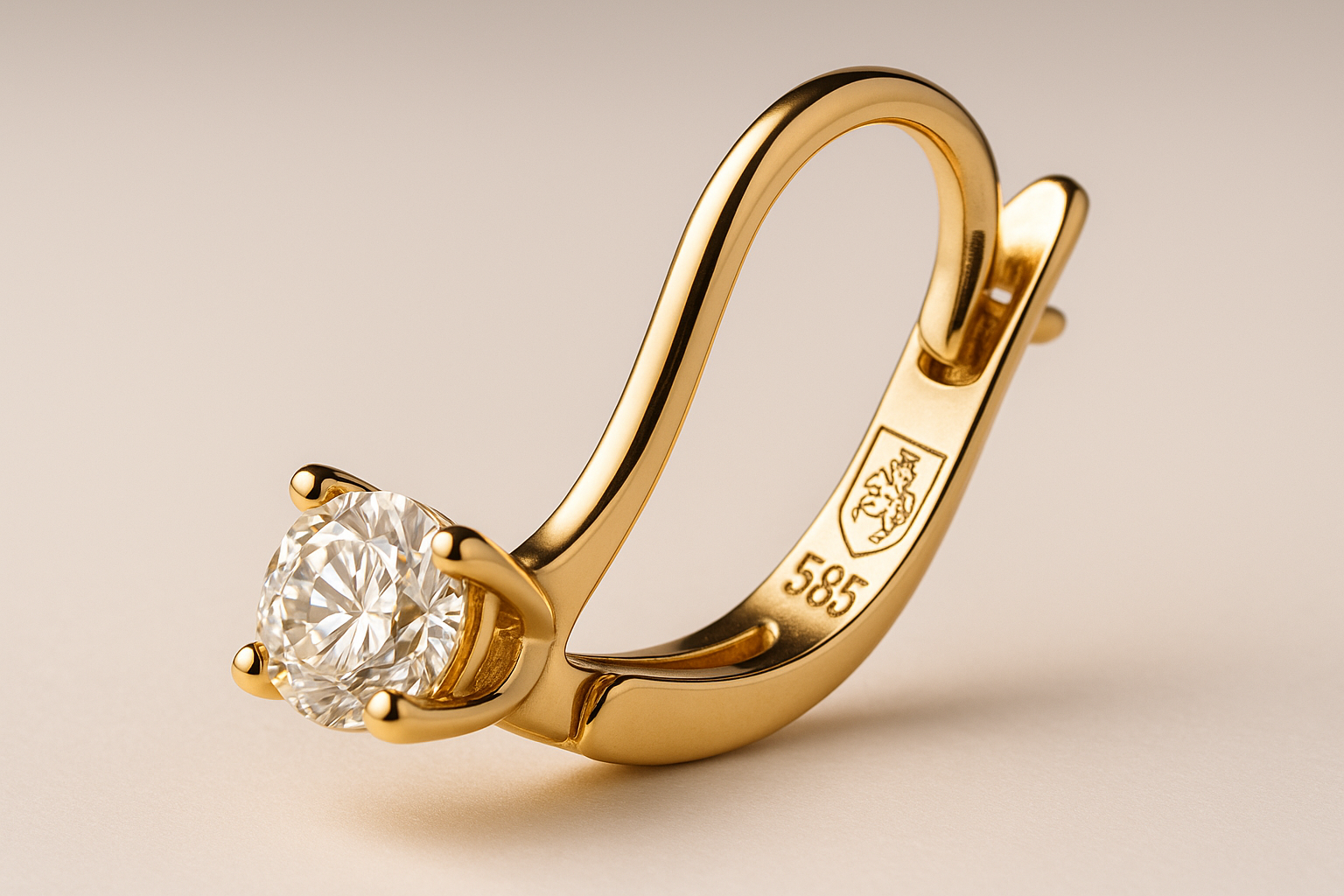 Geltono aukso auskaras su anglišku užsegimu ir brilianu, vidinėje pusėje aiškiai matomas prabos ženklas su skaičiumi 585