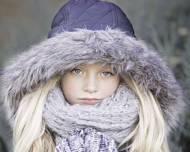 Wenn es im Winter kalt wird, sollte man mit einem dicken Schal den Hals wärmen. 