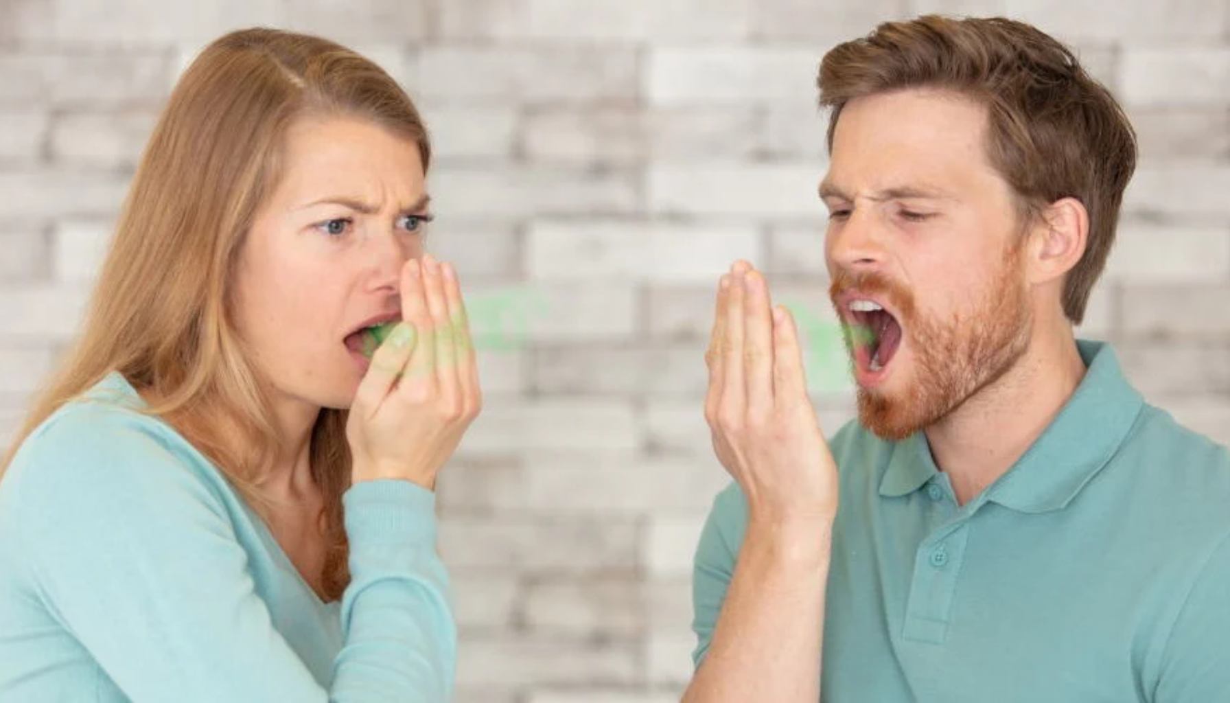 Dårlig ånde hele tiden: Hva avslører lukten om munnhelsen din 10 Dame og mann sjekker egen pust ved å puste i hånden og reagerer bekymret på mulig dårlig ånde.