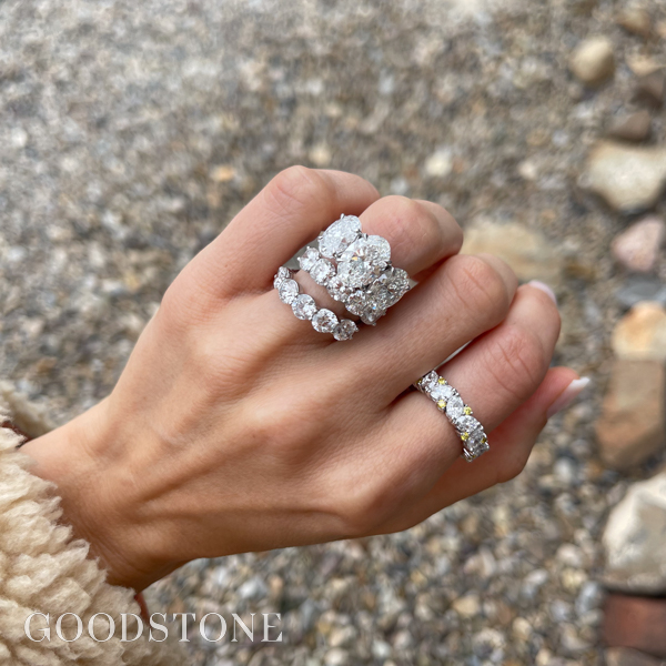 Un anillo Triada con un óvalo de 3 quilates