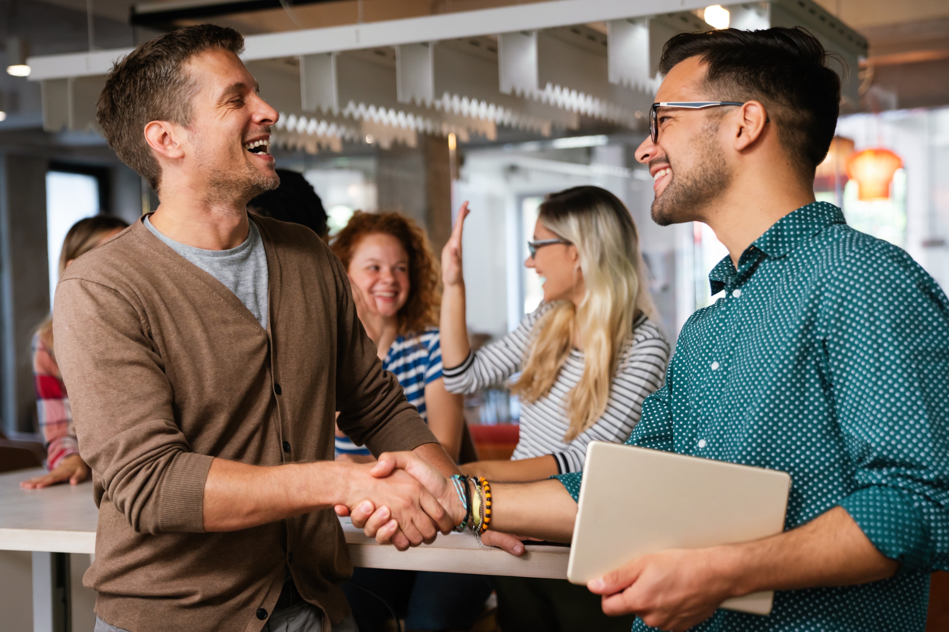 rozmowa przedsiębiorcy z partnerem biznesowym