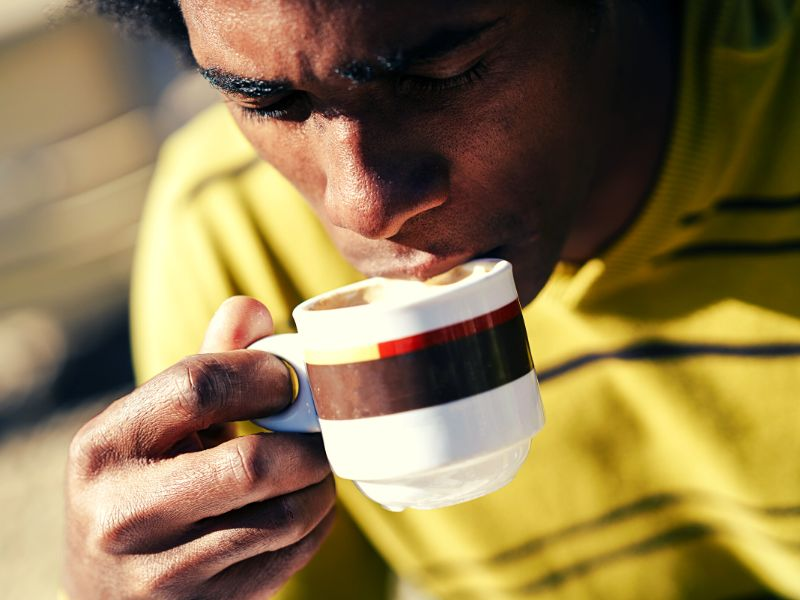 Homem tomando café. Foto: Javier Sanchez Mingarance - Canva