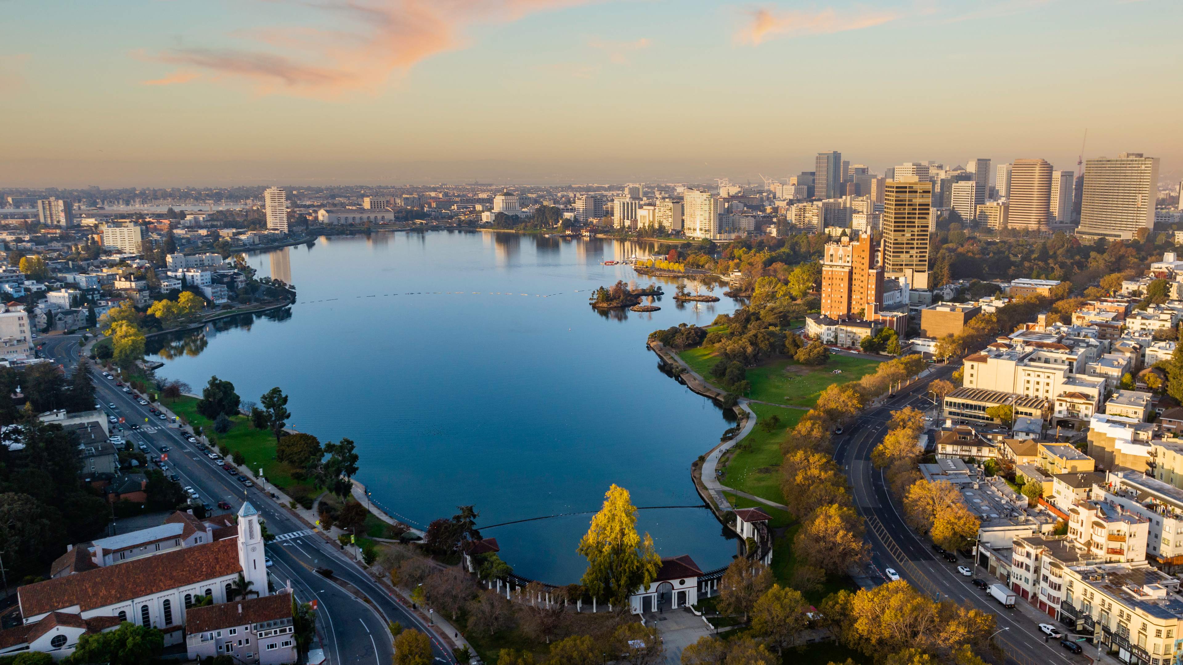 Downtown Oakland and Lake Merritt in the morning 