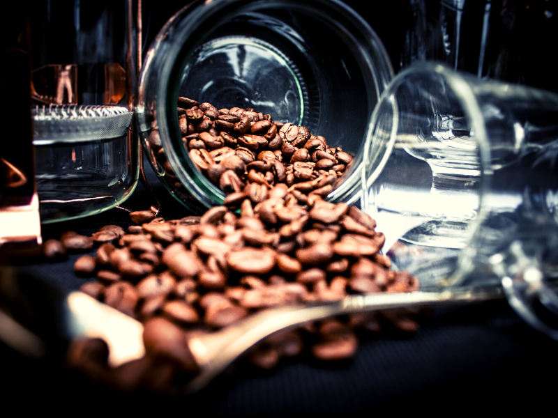 Grãos de café derramados da jarra. Foto: Georgi Petrov de Pexels - Canva