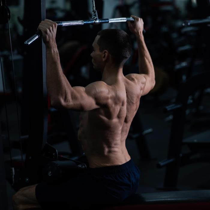 man doing lat pulldowns