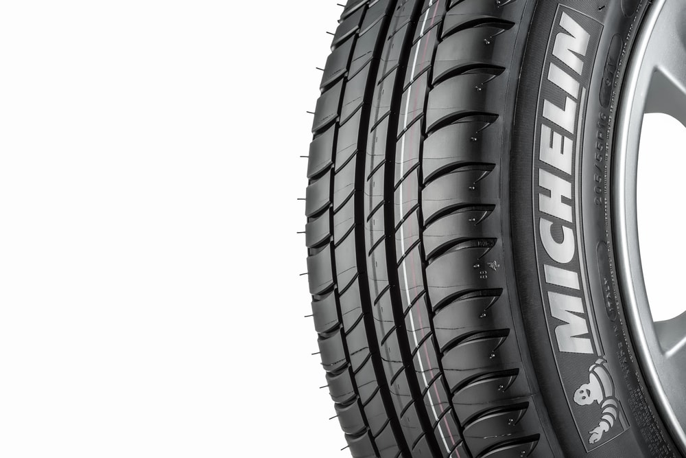 Близък план на гума Michelin със собствена джанта