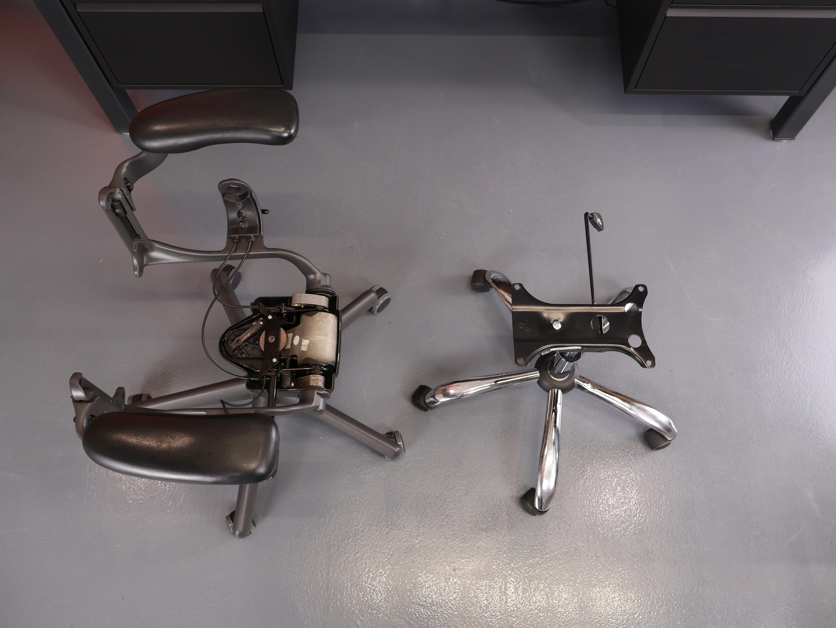 Herman Miller Aeron Classic – kompletna recenzja. Czy to naprawdę jeden z najlepszych foteli biurowych? 6 Porównanie Mechanizmu w Herman Miller Aeron Classic (po prawej) z popularnym krzesłem wykonanym w Chinach (po lewej). Źródło: Brastech