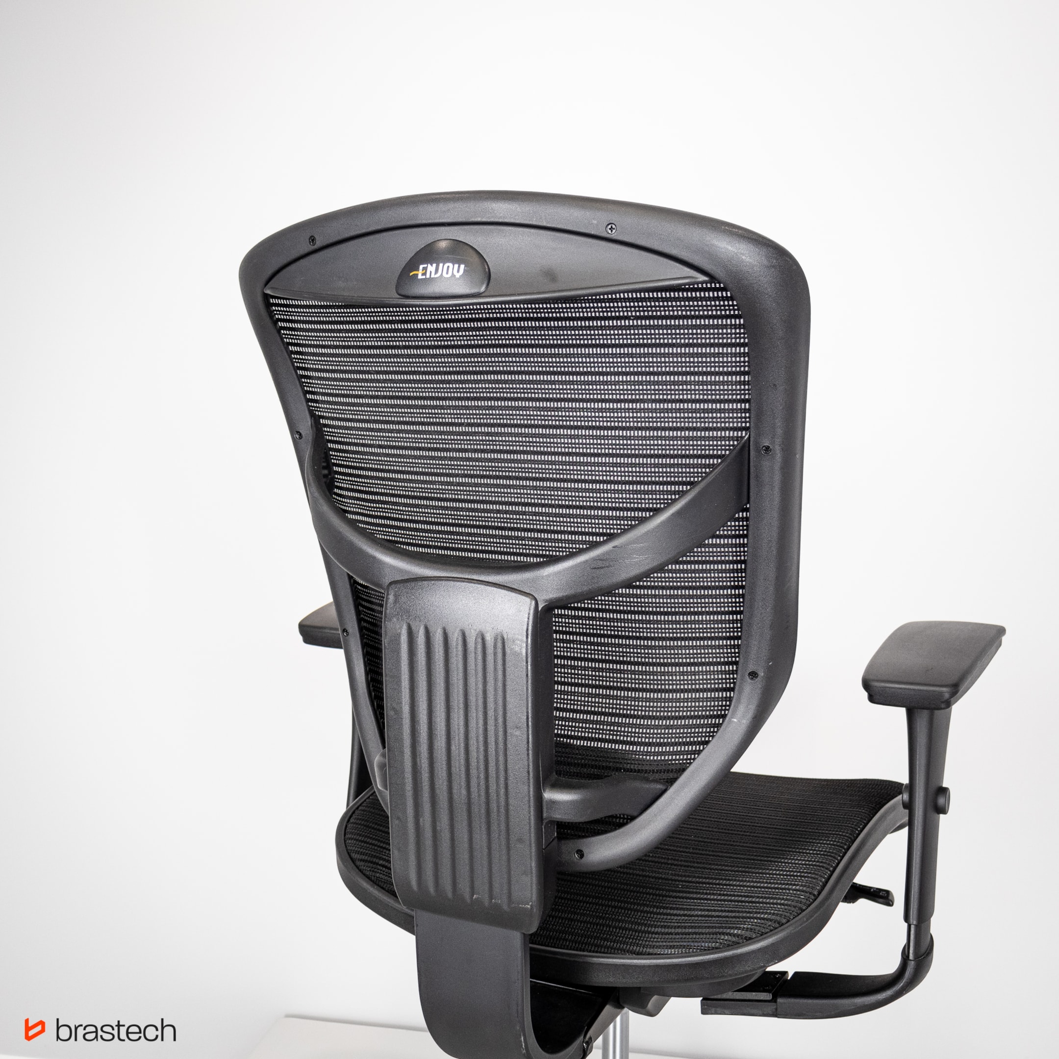 Herman Miller Sayl- fotel zainspirowany mostem Golden Gate. 1 Przykładowe oparcie sitakowe z wyraźną ramą. Źródło: Brastech