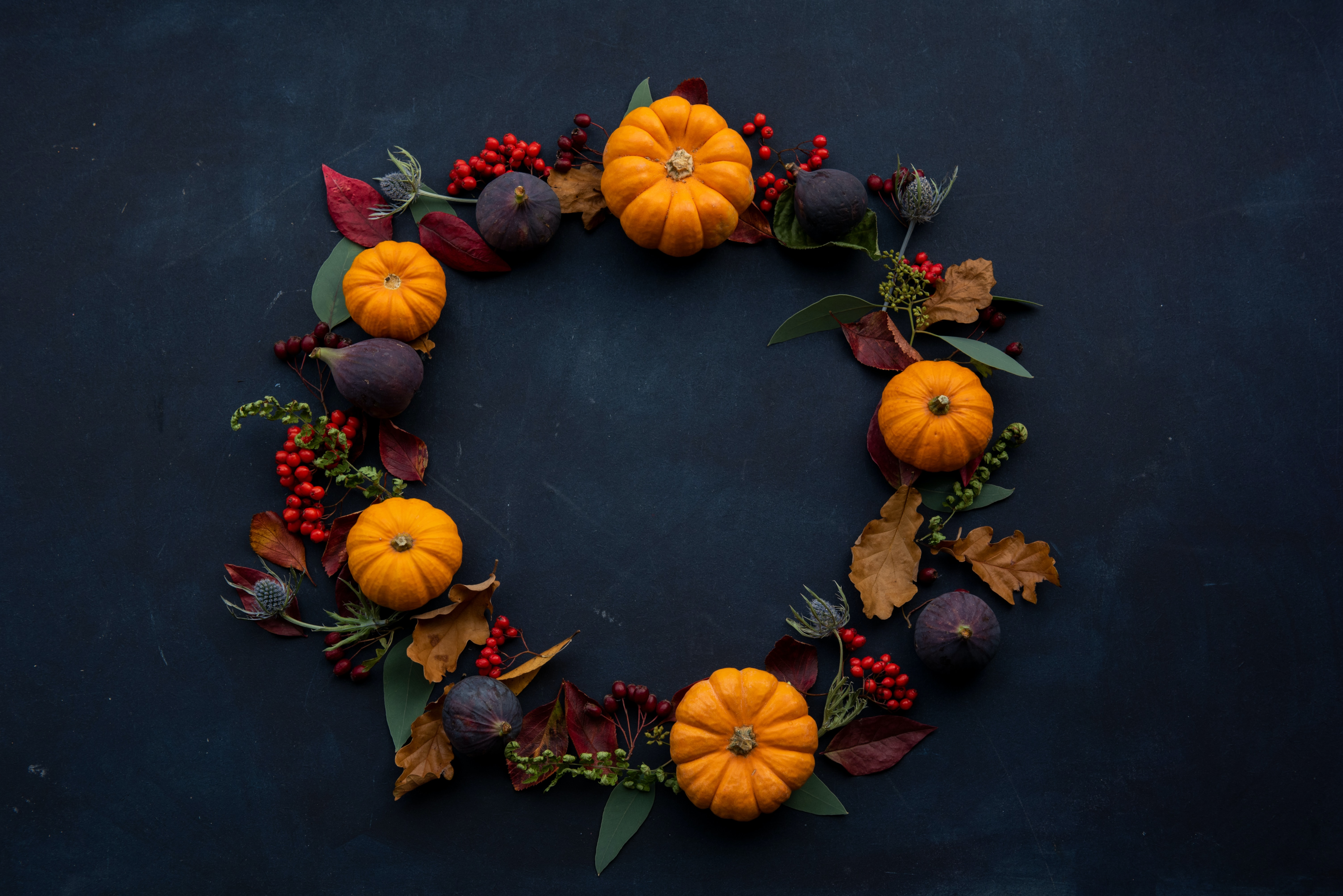 a halloween wreath can be adapted to last well in to the Christmas season