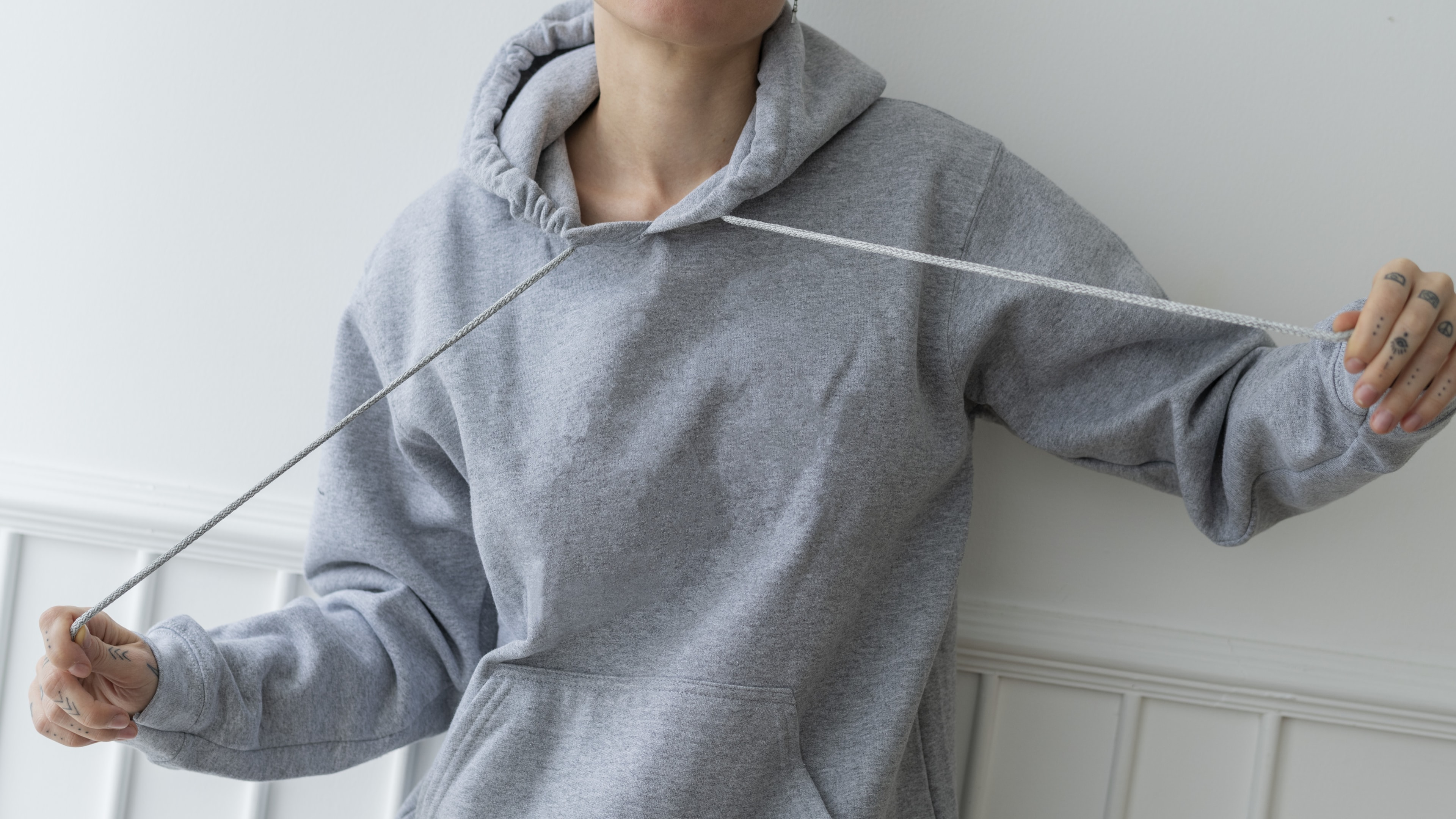 Jak włożyć sznurek do bluzy bez agrafki?