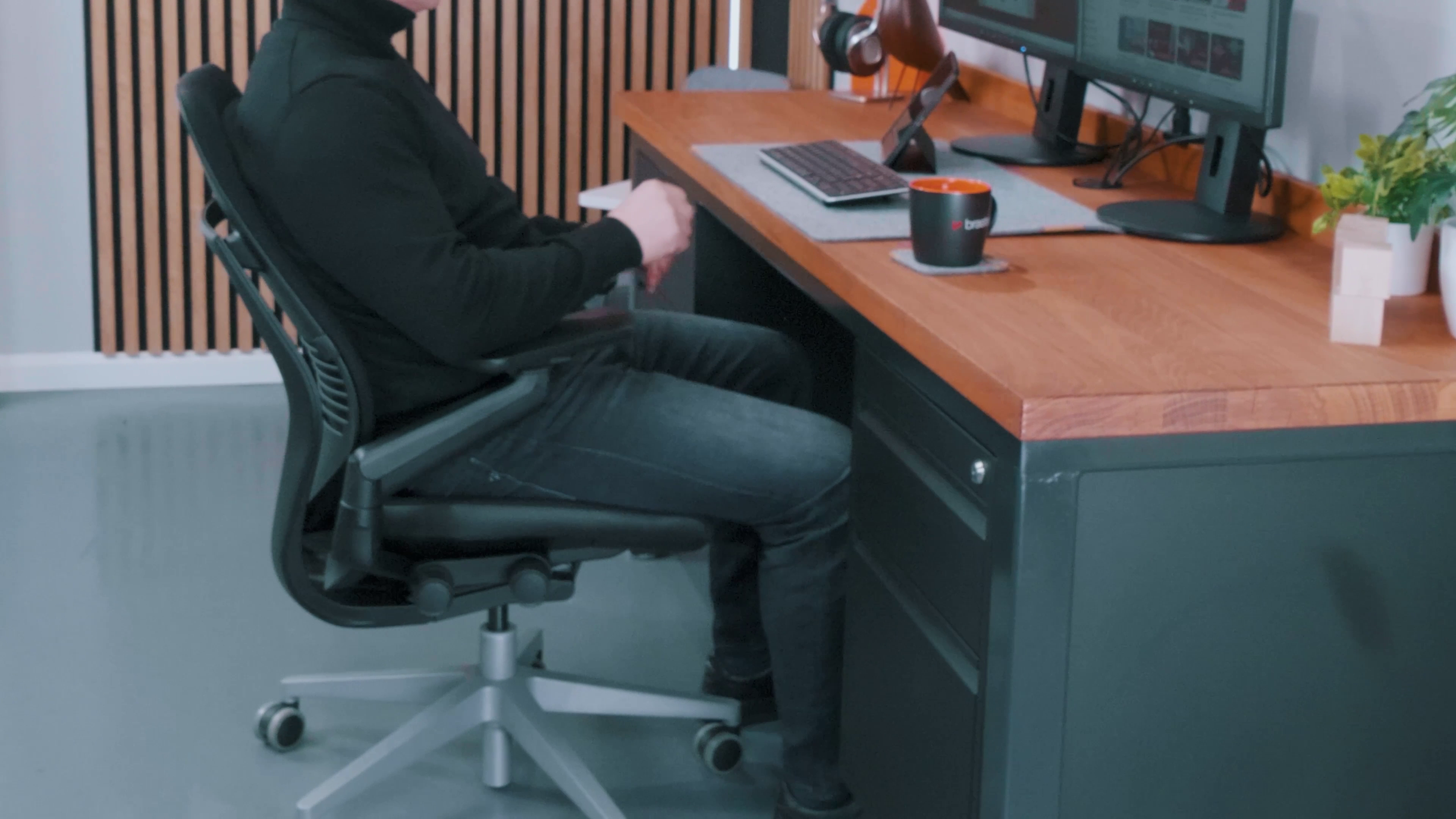 Steelcase Leap V2 vs Steelcase Gesture – który fotel ergonomiczny wybrać? 2 Steelcase Gesture podczas pracy przy biurku. Źródło: Brastech