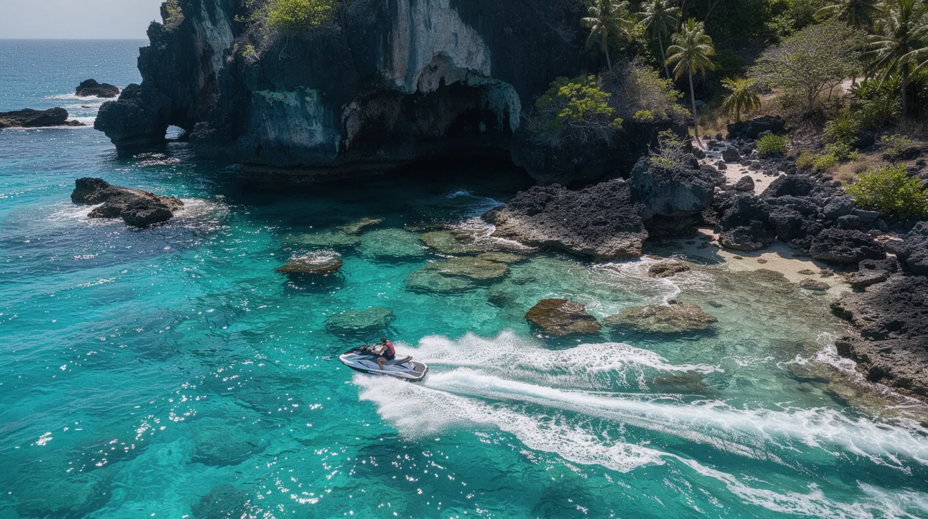 A imagem mostra águas cristalinas de um azul turquesa, onde um jet ski navega rapidamente ao longo de uma costa rochosa caribenha, destacando as belezas naturais da ilha de Curaçao. Este cenário é perfeito para quem busca experiências de férias em destinos paradisíacos do Caribe.